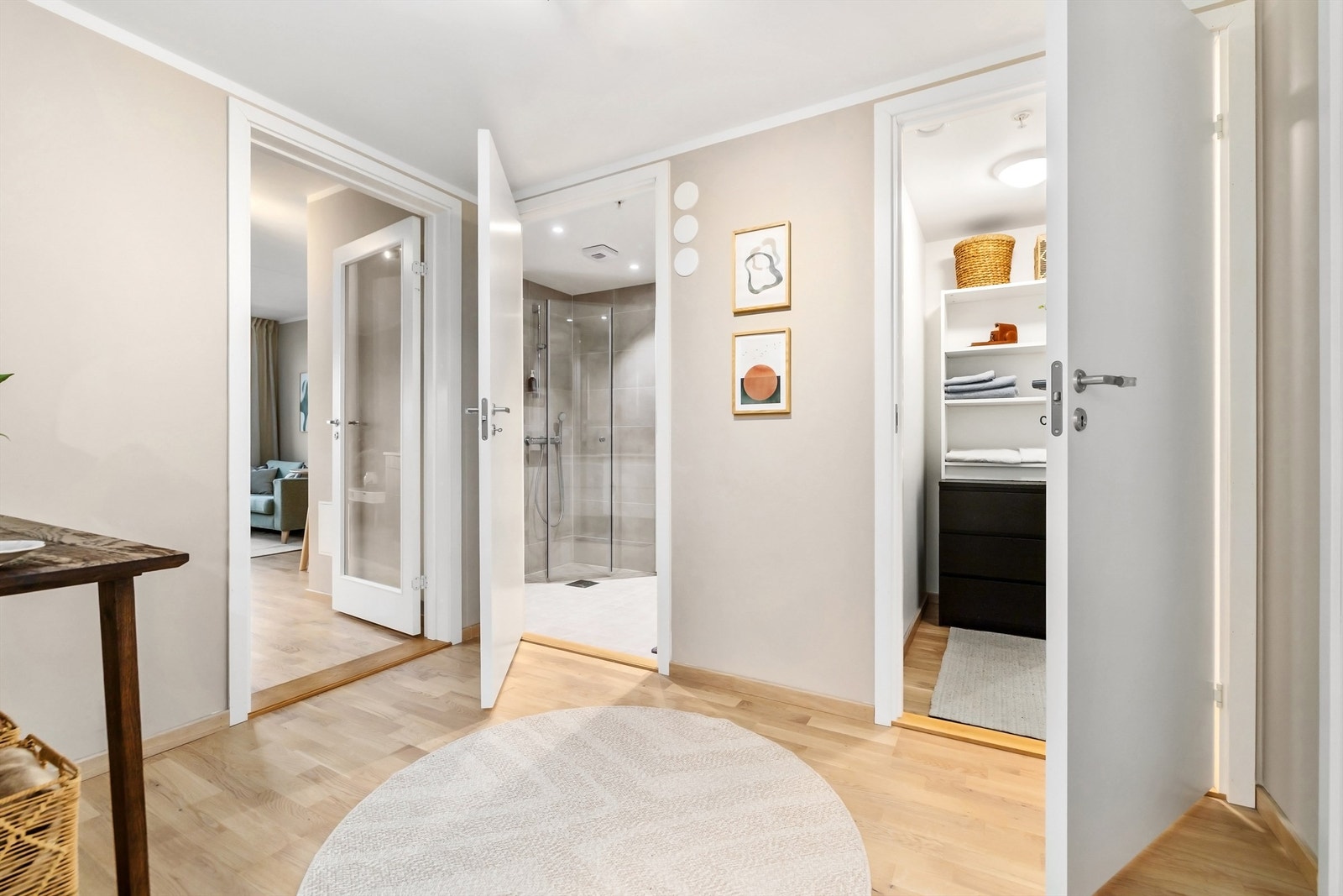 Innbydende og romslig entré/gang med god plass til eksempelvis kommode, garderobe eller lignende. Galleribilde