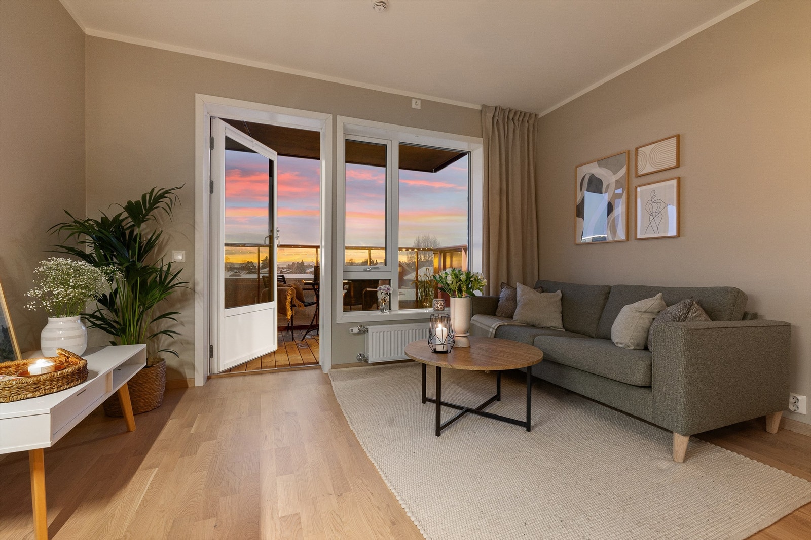 Boligen har en gjennomgående planløsning med store vindusflater som gir godt innslipp av naturlig lys. Galleribilde