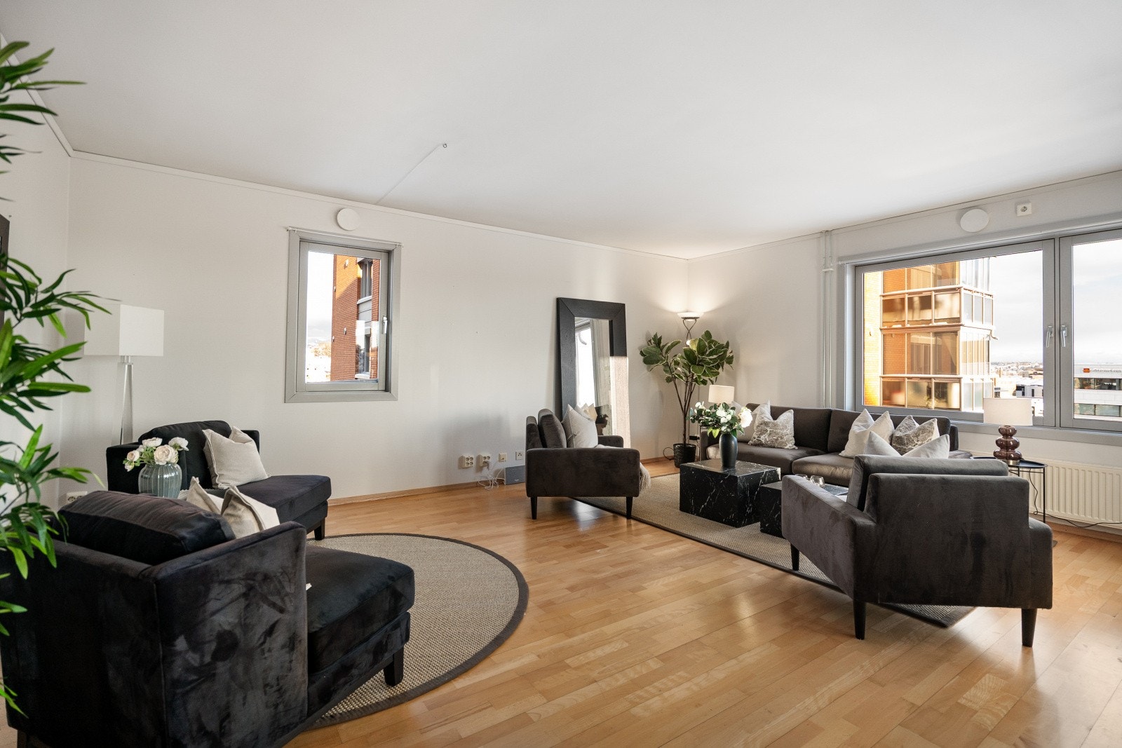 Den åpne løsningen mellom stue og kjøkken skaper en sosial og luftig atmosfære. Galleribilde