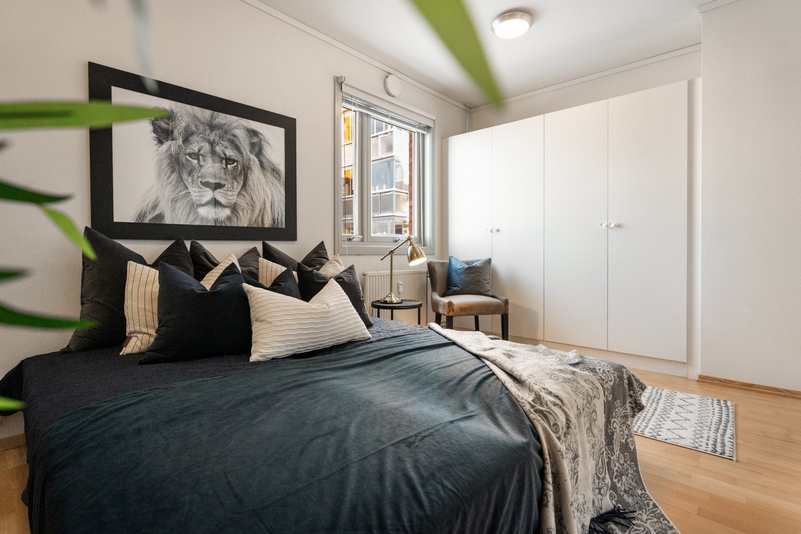 Rommet er utstyrt med en romslig garderobeløsning for effektiv oppbevaring. Galleribilde