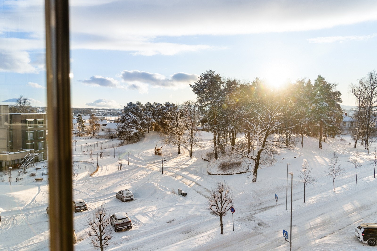 Nærliggende Hamar park og Briskeby kunstgressbane inviterer til lek og fritidsaktiviteter. Galleribilde