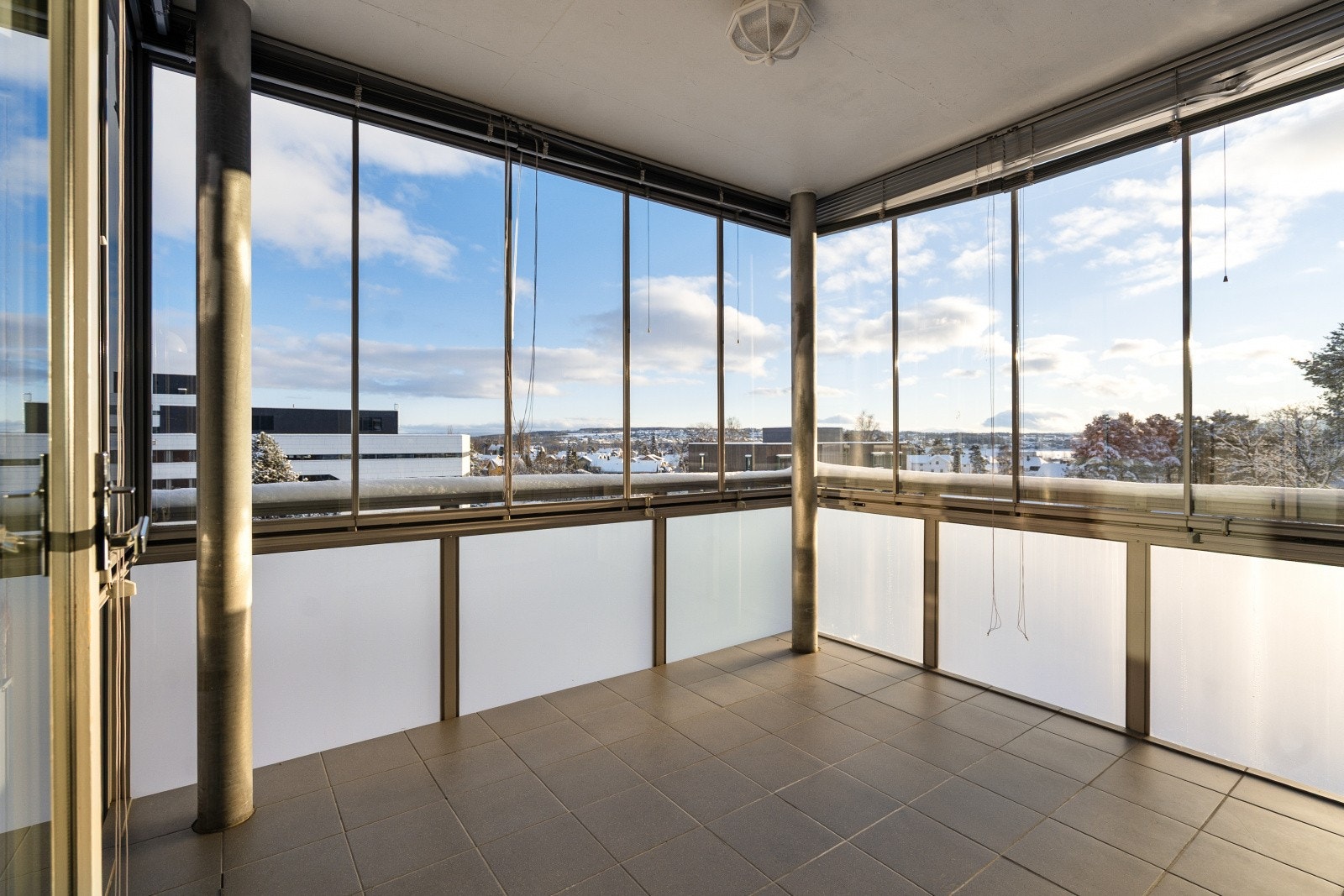 Den innglassede balkongen på 9 m² fungerer som et ekstra oppholdsrom store deler av året. Galleribilde