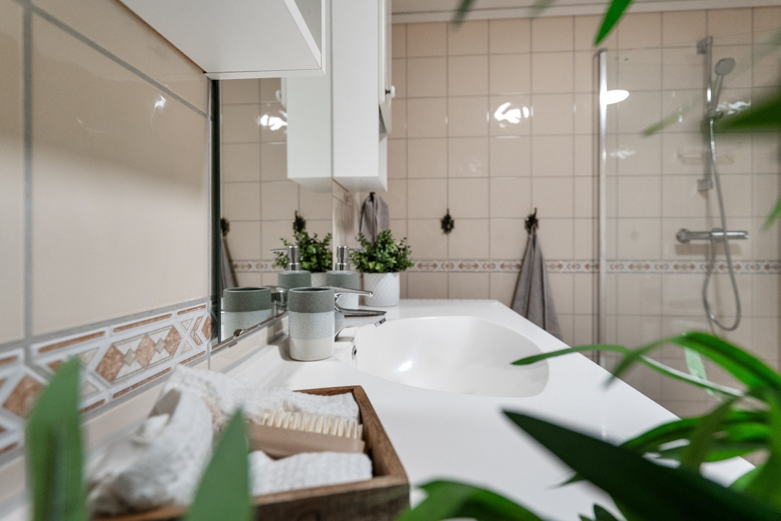 Innredningen består av en heldekkende servant med ettgreps blandebatteri og god skapplass. Galleribilde