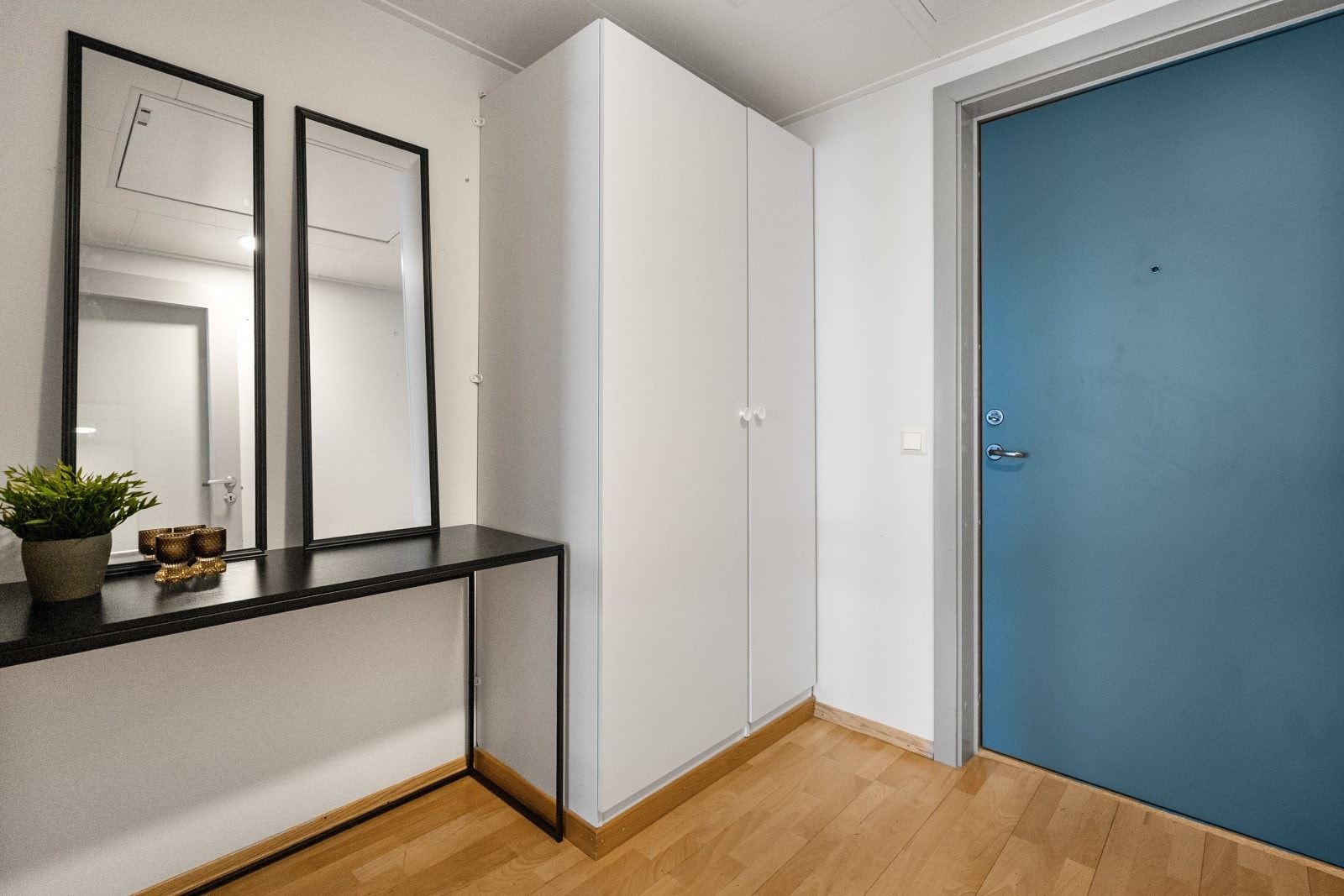 Praktisk entré med plass til yttertøy. Bygget har heis med adkomst direkte til etasjen. Galleribilde