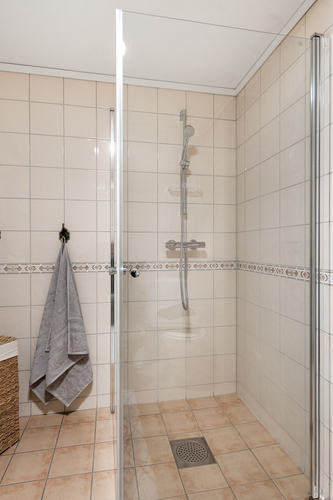 Praktisk dusjhjørne med innfellbare glassdører som frigjør gulvplass. Galleribilde