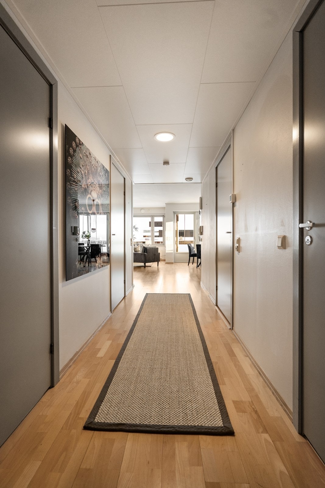 Romslig entré med direkte adkomst til stuen. Galleribilde