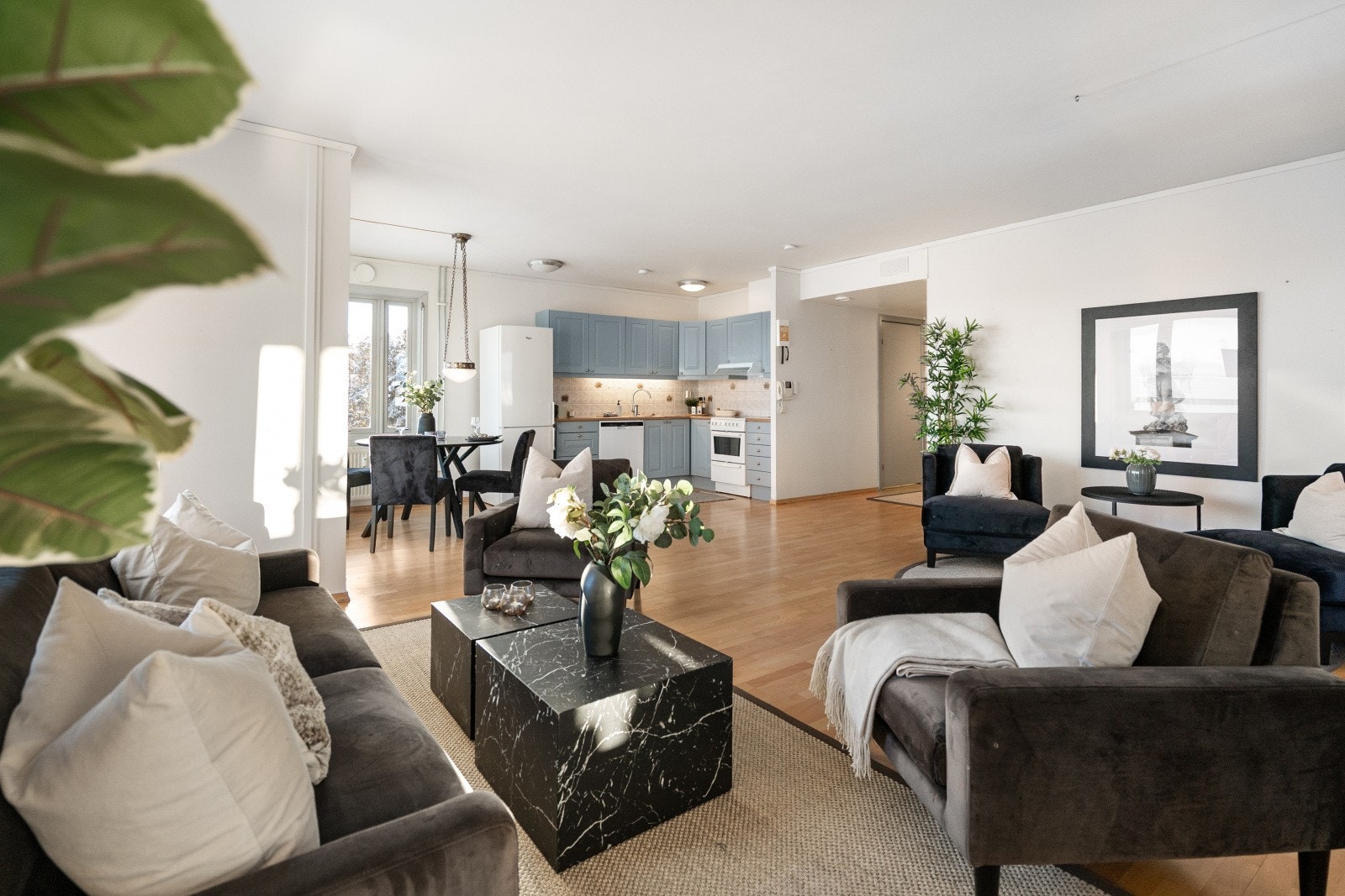 Gjennomgående parkett og vannbåren varme via radiatorer gir en behagelig og helhetlig atmosfære. Galleribilde