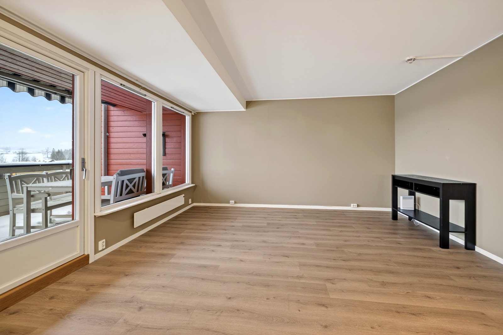 Kvadratisk stue som er enkel å innrede. Galleribilde