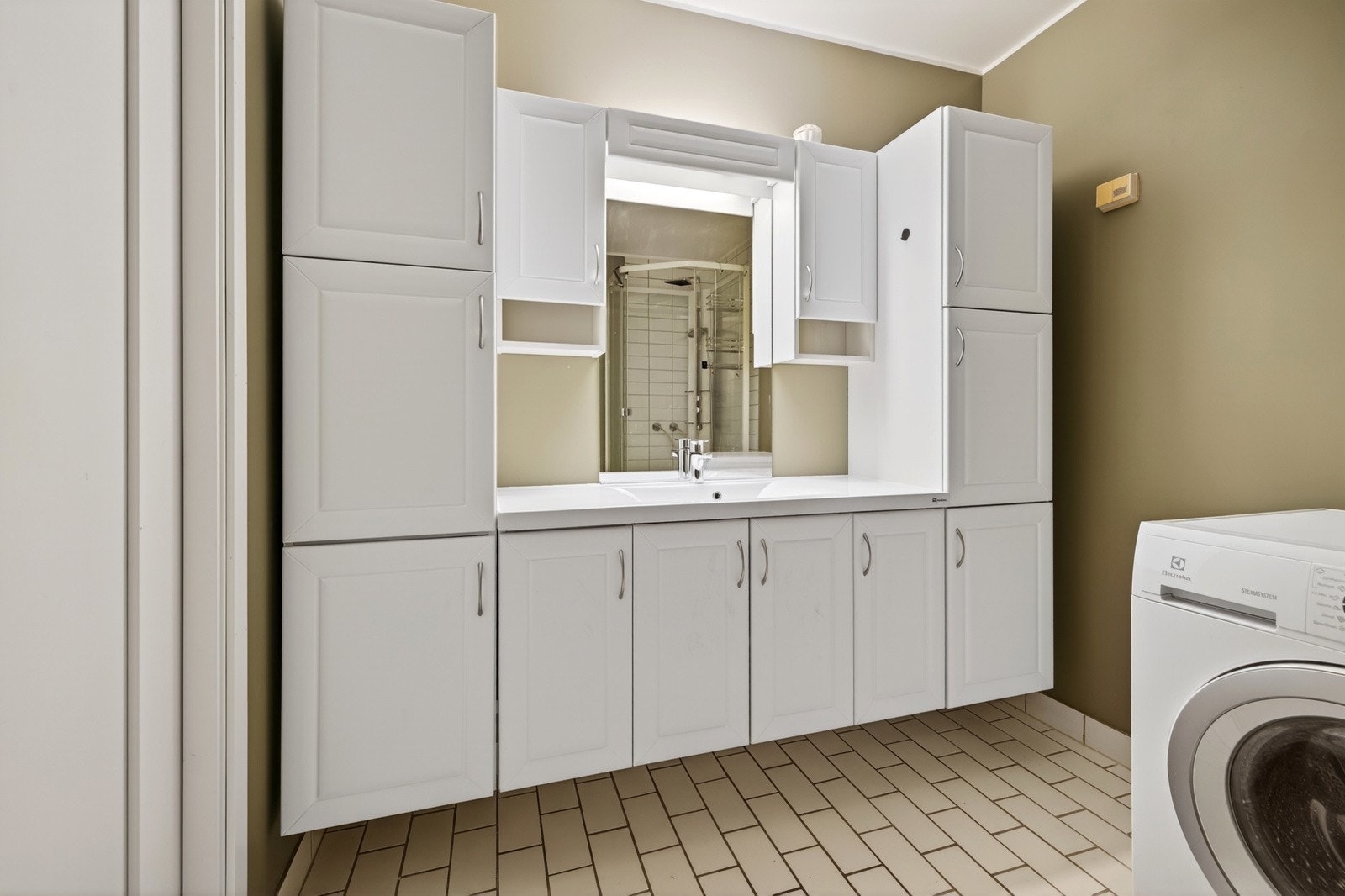 God oppbevaringsplass og opplegg for vaskemaskin. Galleribilde