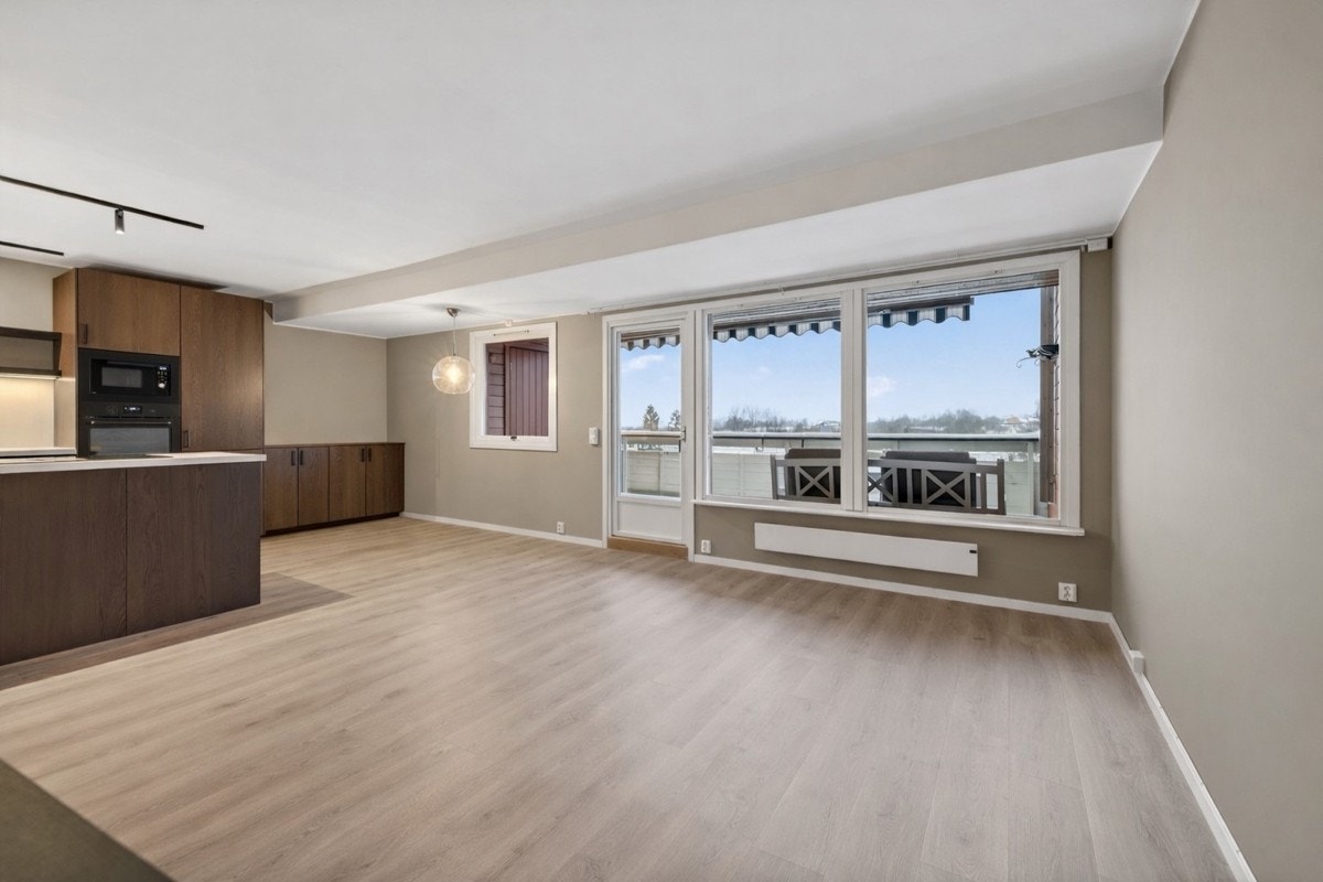 I tilknytning til kjøkkenet er det plass til å innrede sofagruppe og spisebord. Galleribilde