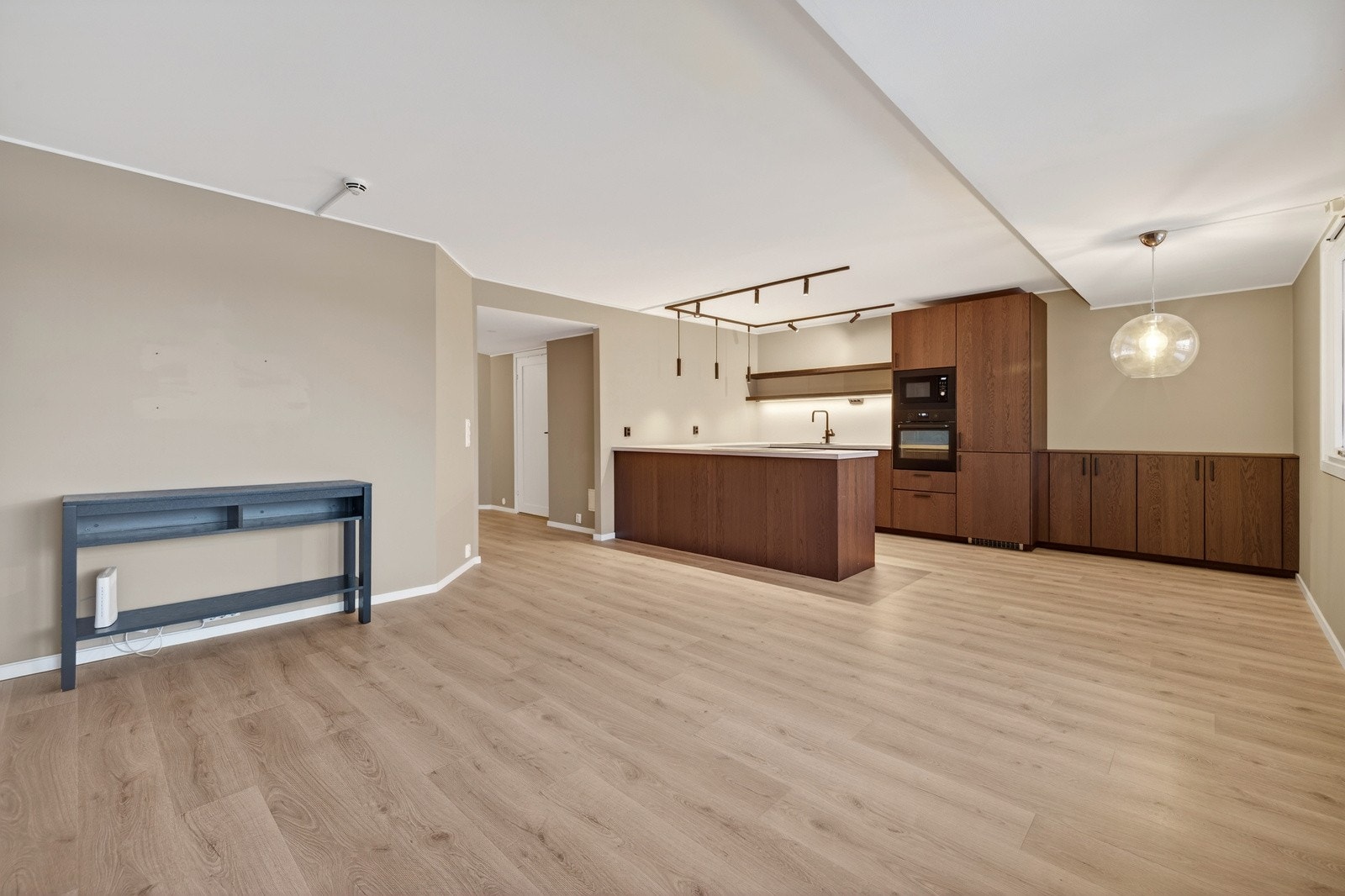 Stort og innbydende allrom med stue og kjøkken i åpen løsning. Galleribilde