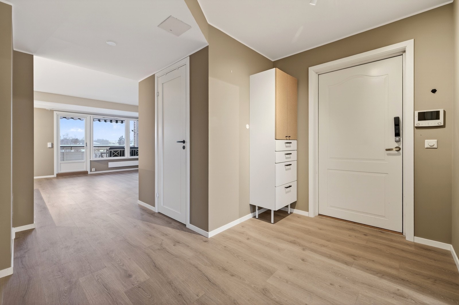 Lys og romslig entré med tilliggende bod og god plass til oppbevaring. Galleribilde