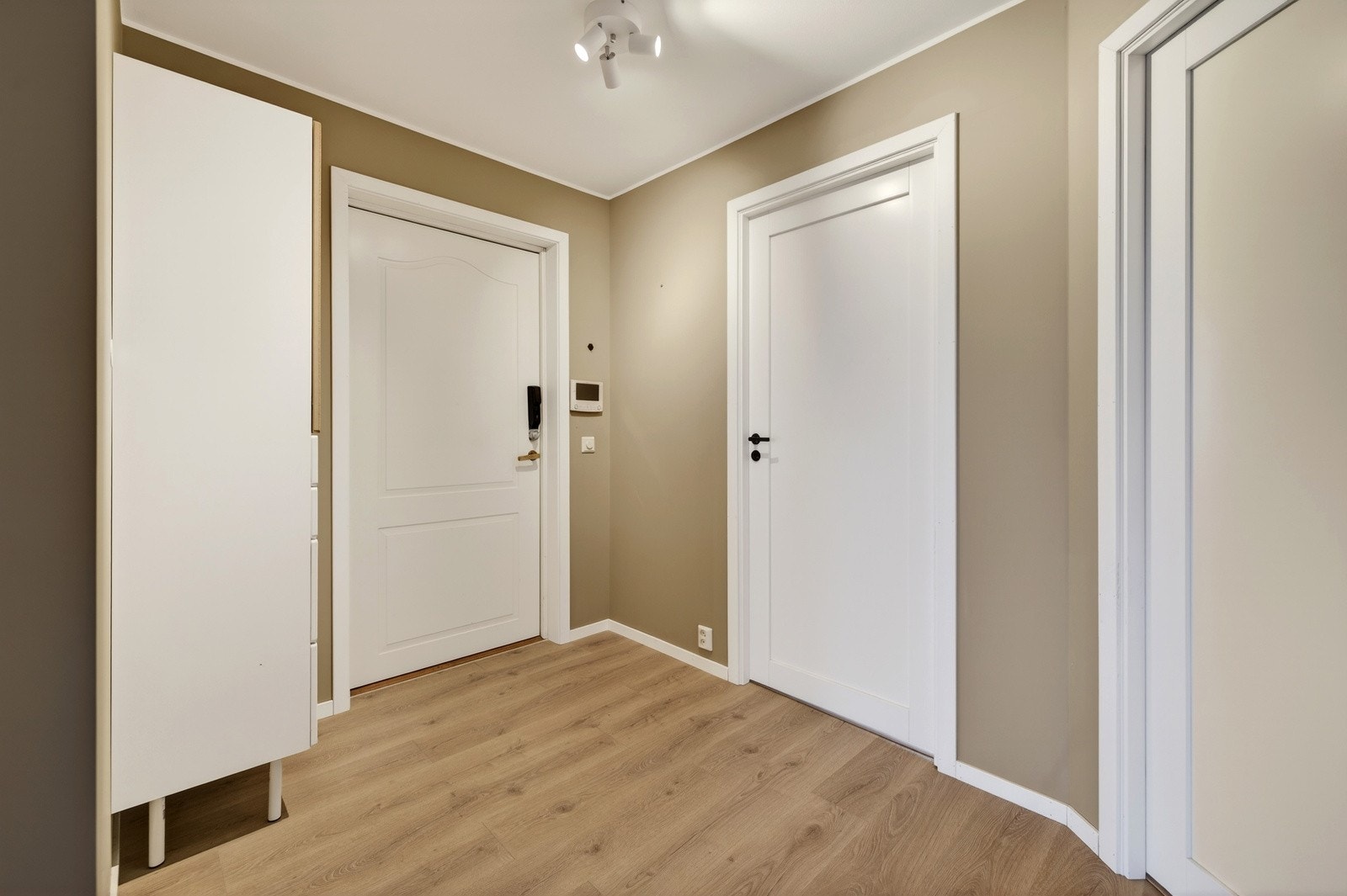 Felles callinganlegg er montert. Det er heisadkomst opp til leilighetsplan i 5.etg. Galleribilde