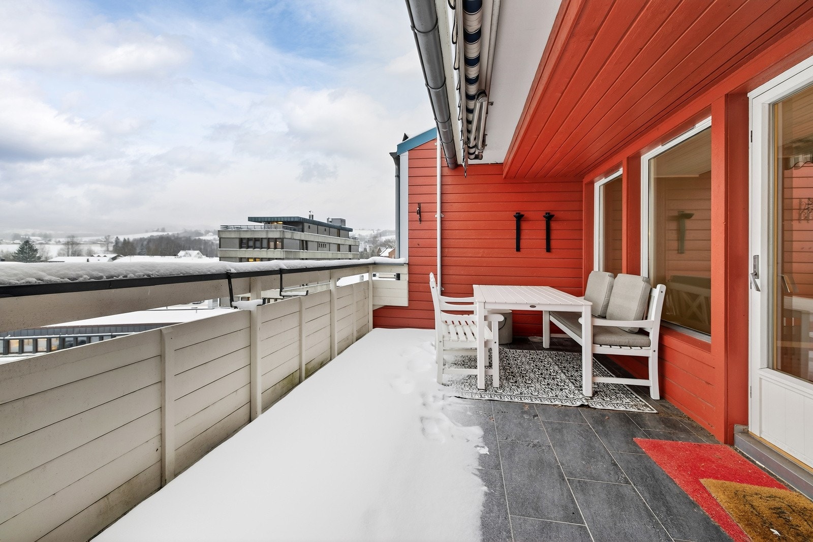 Leiligheten ligger i byggets 5.etg, og byr på stor og solrik balkong på ca. 16 kvm. Galleribilde