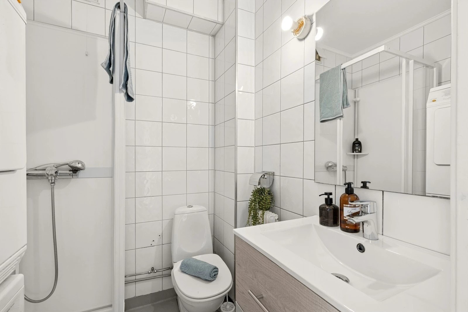 Bad med vaskemaskin Galleribilde