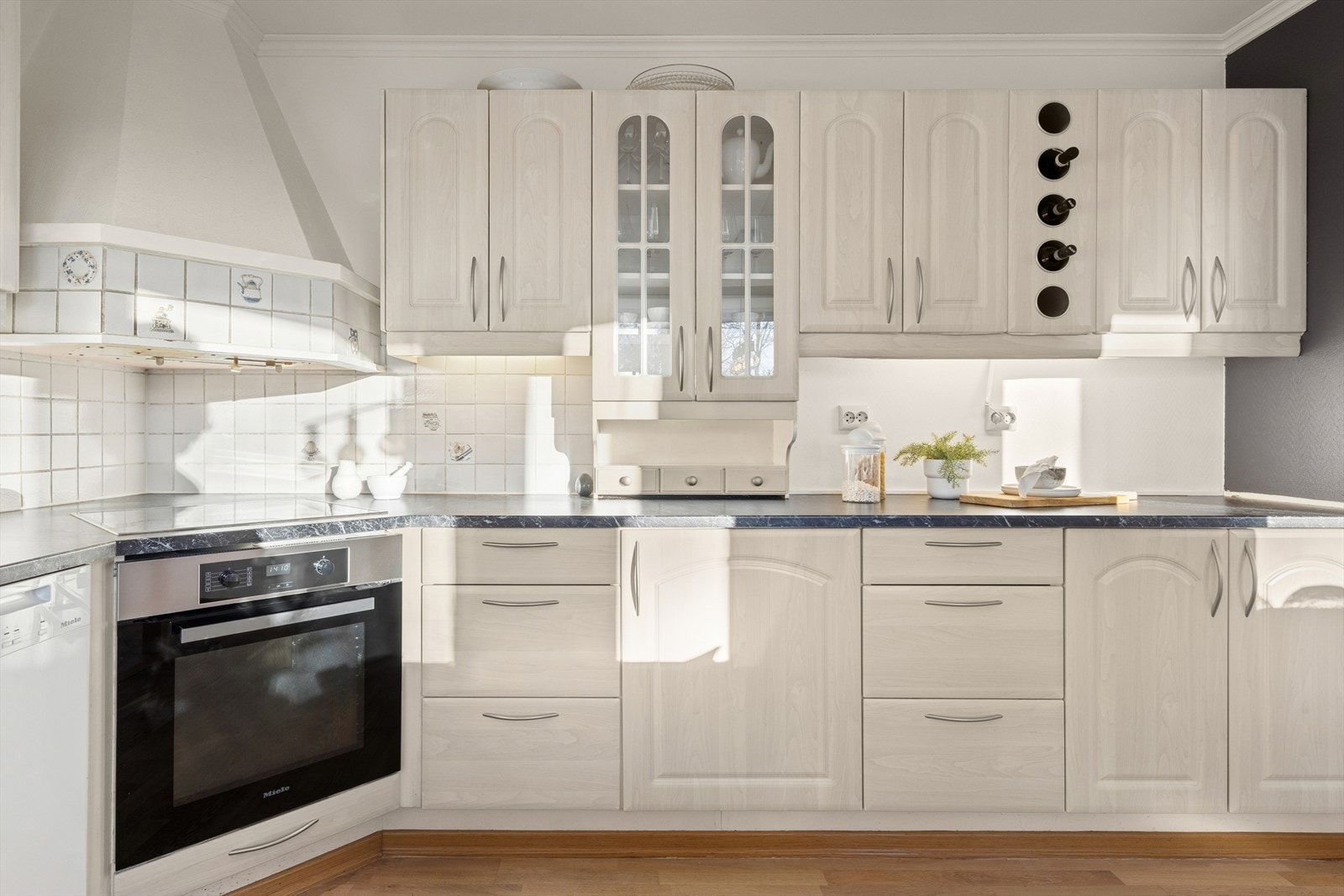 Kjøkkenet har profilerte fronter og laminert benkeplate. Galleribilde