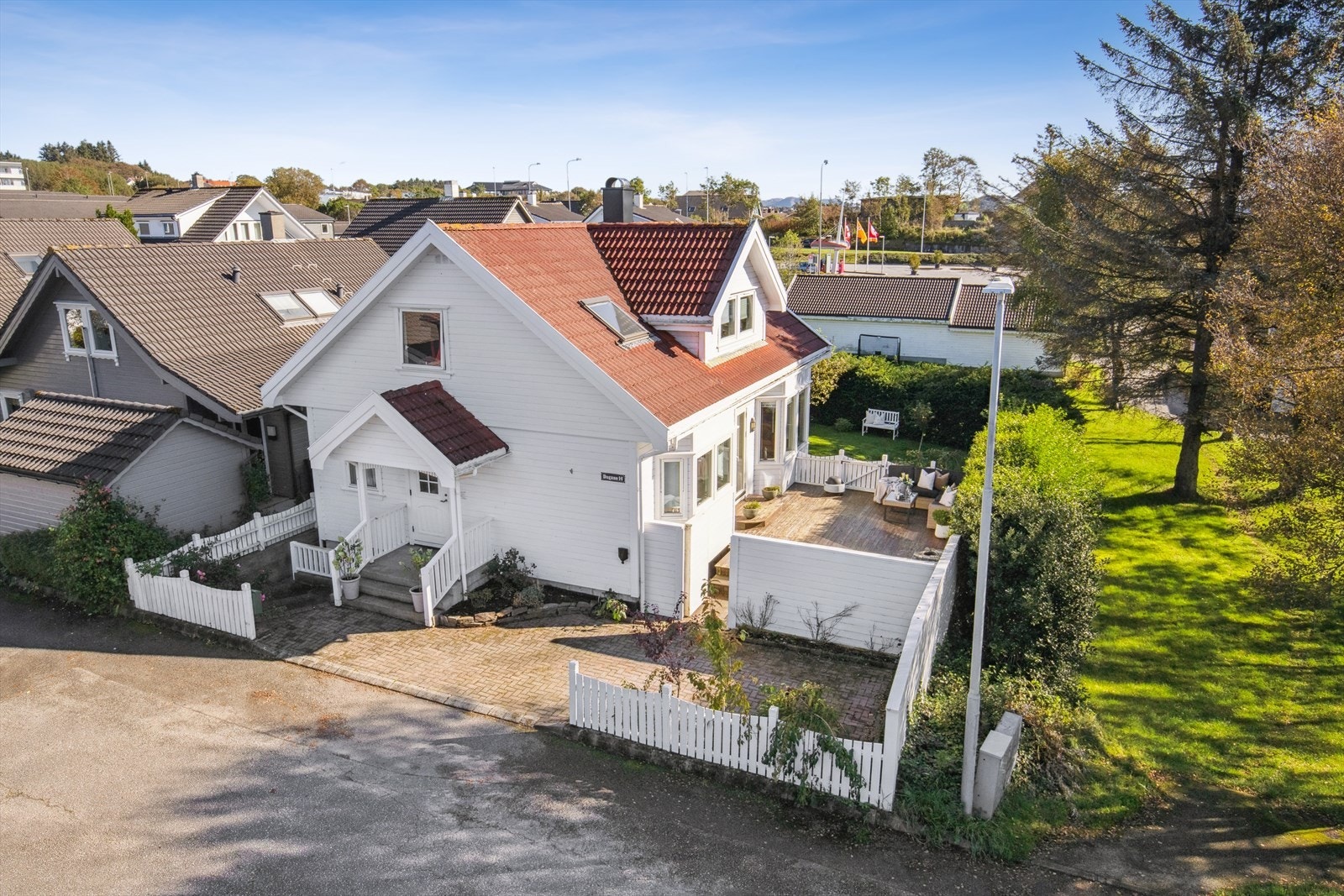 Enebolig fra 1992 innredet over tre plan Galleribilde