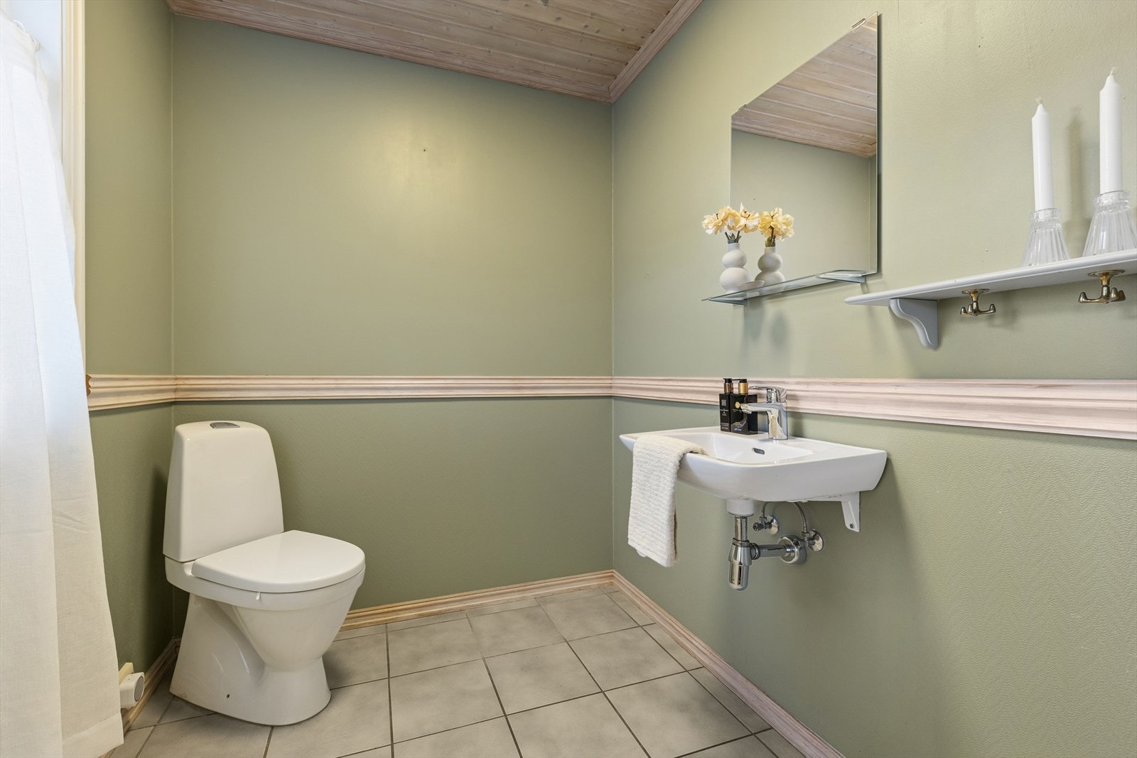 Bad/gjestetoalett i første etasje, med adkomst direkte fra entréen. Galleribilde