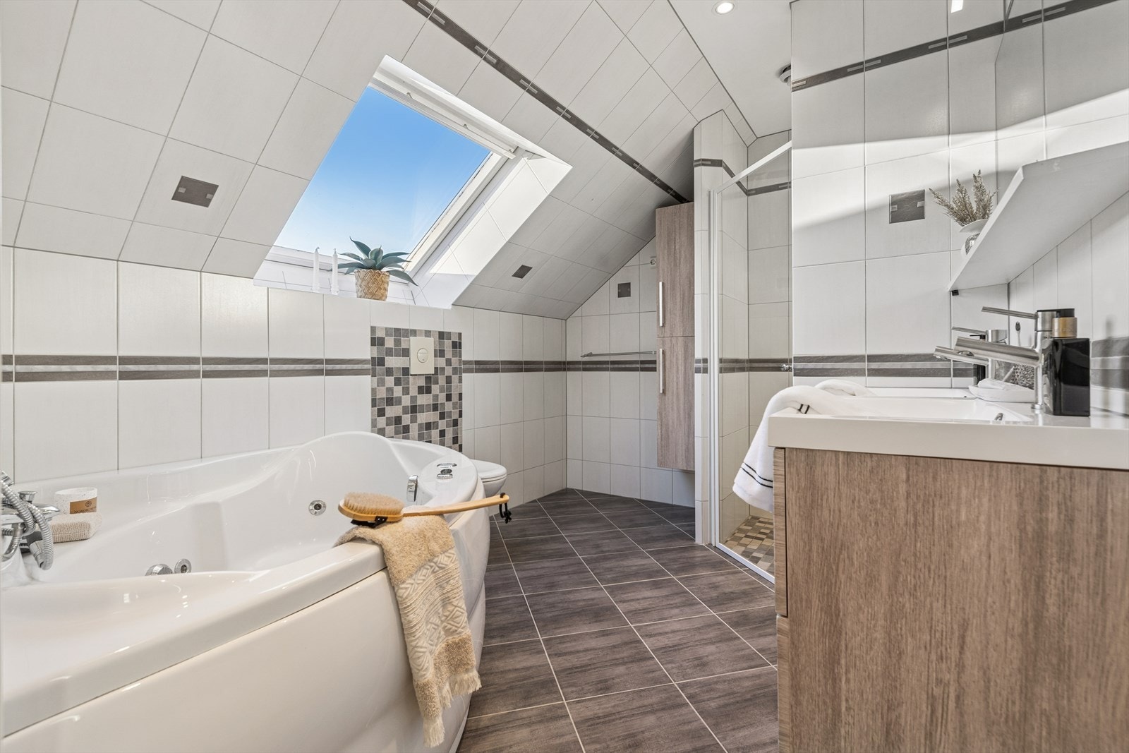 Helfliset bad av god størrelse, med både dusj og badekar. Galleribilde