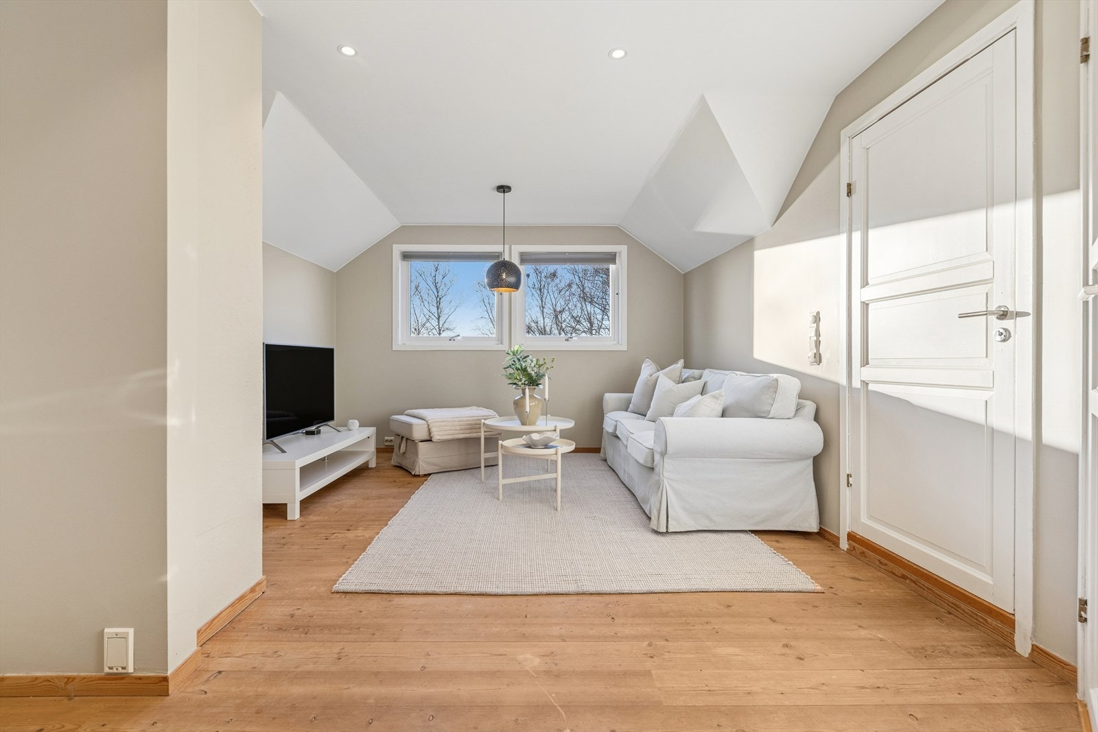 Når man kommer opp trappen, er det loftstuen man først kommer til. Her har man direkte tilgang til alle rommene på loftet. Galleribilde