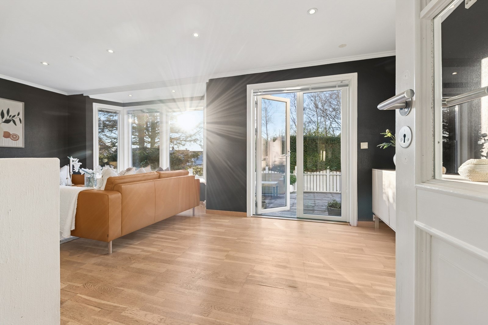 Stor stue med to soner en TV-stue og en sittegruppe Galleribilde