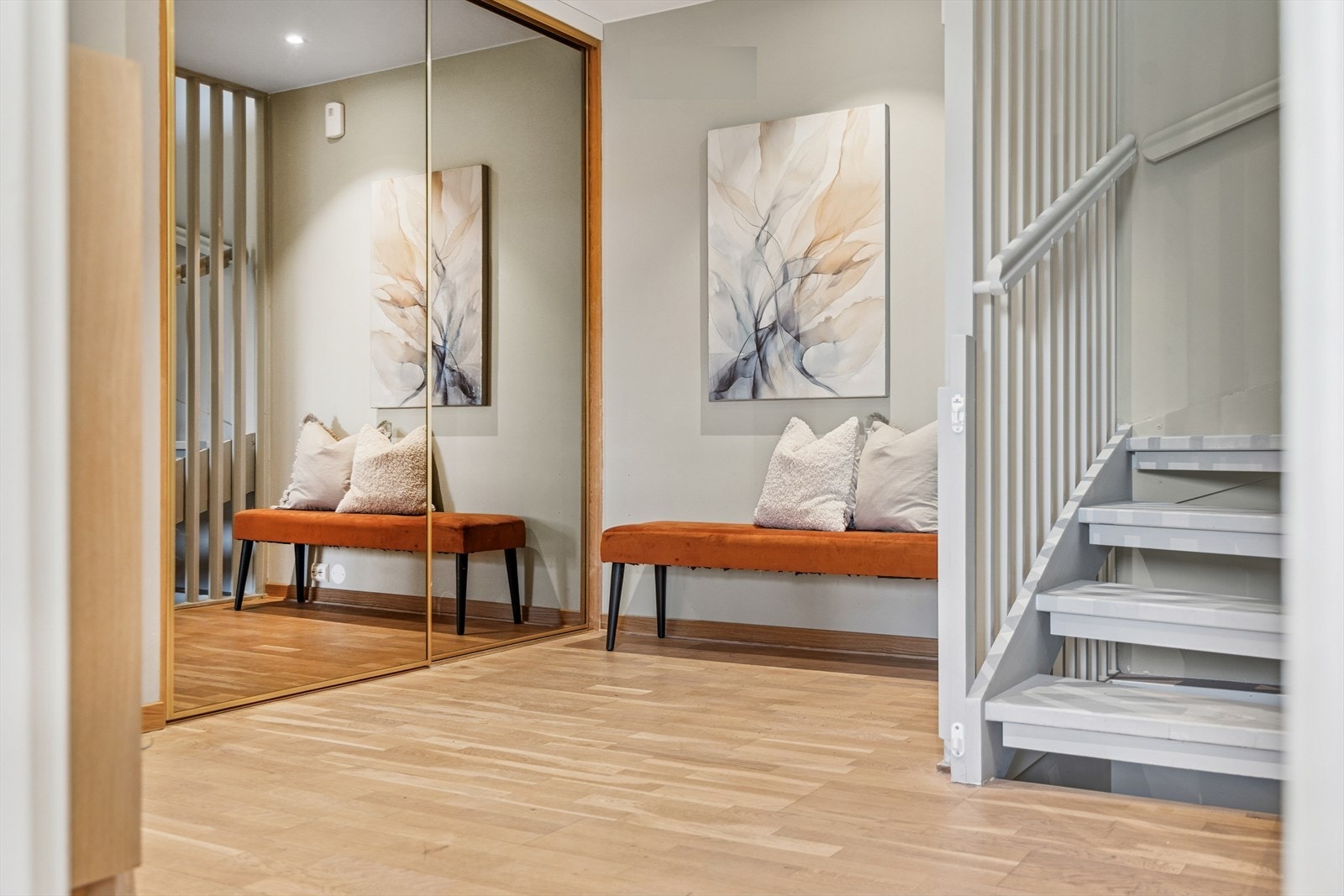 Stor gang med et romslig garderobeskap. Fra gangen er det tilgang til alle etasjene i huset, samt direkte adkomst til stuen. Galleribilde