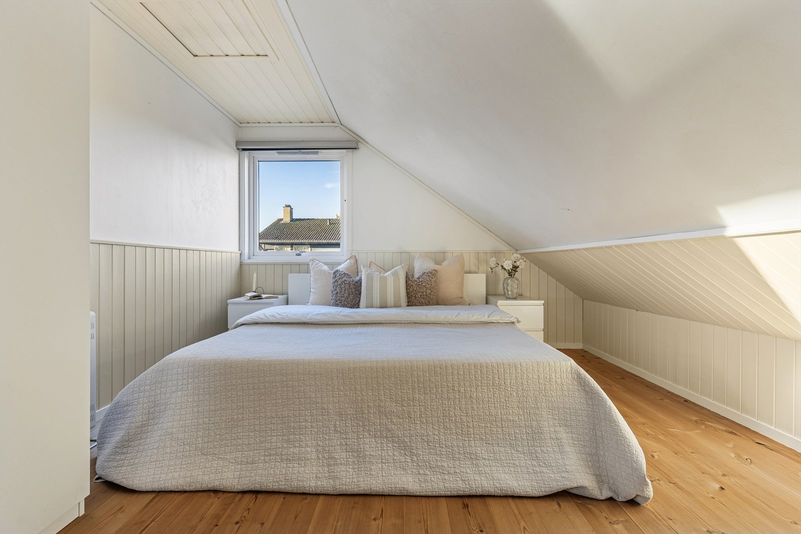 Soverom nr. 2 på loftet har god størrelse og plass til en stor seng. Galleribilde