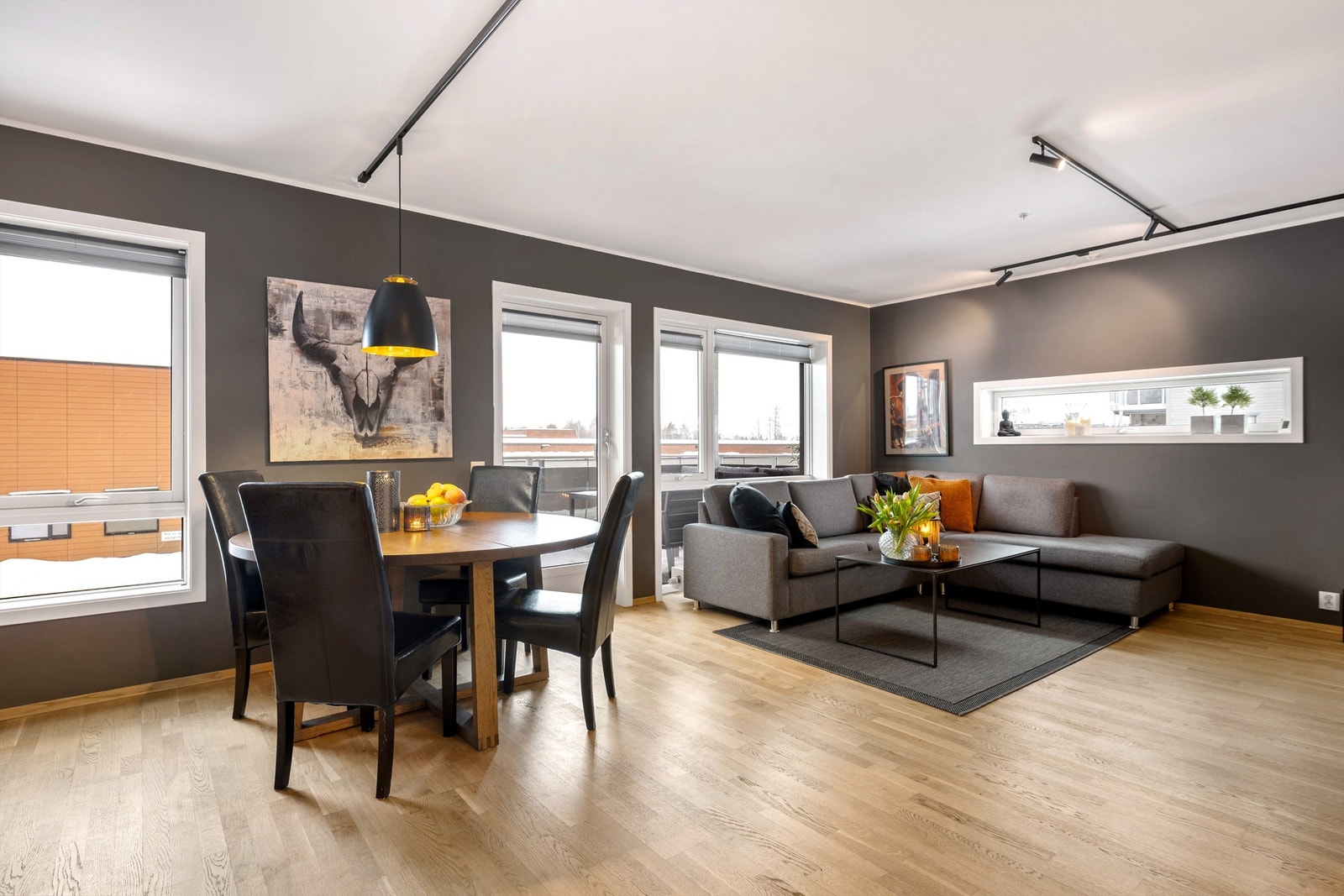 Åpen stue og kjøkken løsning i et luftig rom Galleribilde