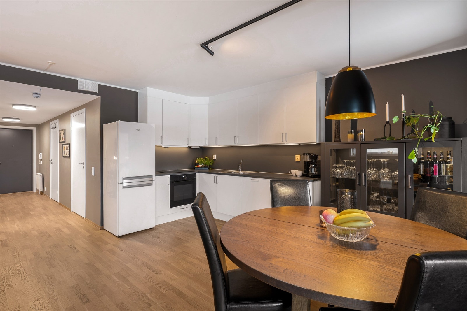 Kjøkken med integrert oppvaskmaskin samt integrert komfyr med nedfelt induksjonstopp Galleribilde