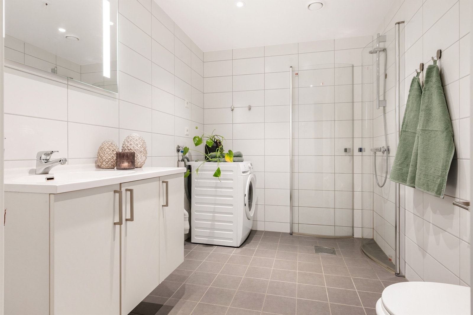 Pent og funksjonelt baderom fra byggeår. Flislagt veggoverflater og gulv med gulvvarme. Galleribilde