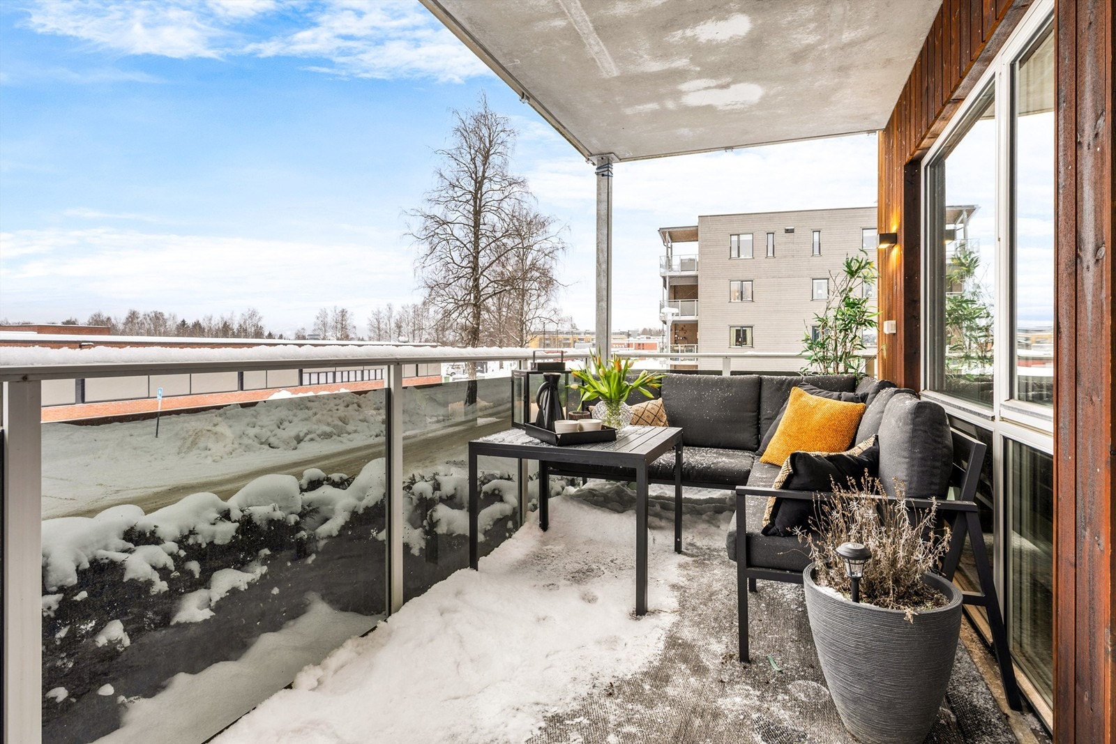 Leilighetens balkong på ca. 10 kvm med gode solforhold Galleribilde