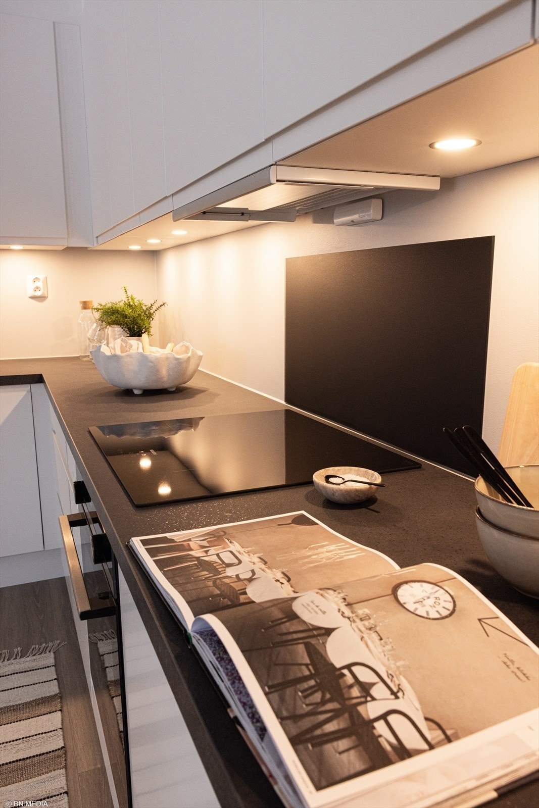 Hvitevarer som stekeovn, koketopp, oppvaskmaskin og kjøleskap med fryser er integrert i innredningen. Galleribilde