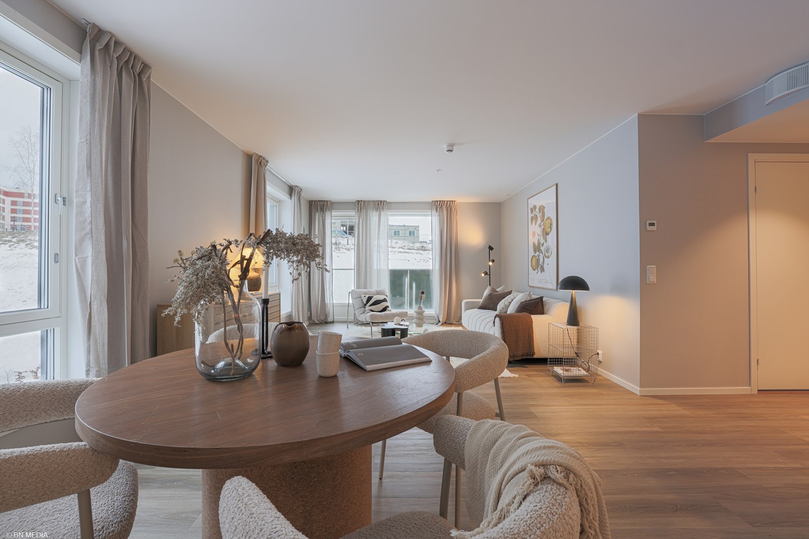 Kjøkkenet ligger i en åpen og sosial løsning mot stuen og spisesonen, noe som skaper god flyt i rommet. Galleribilde