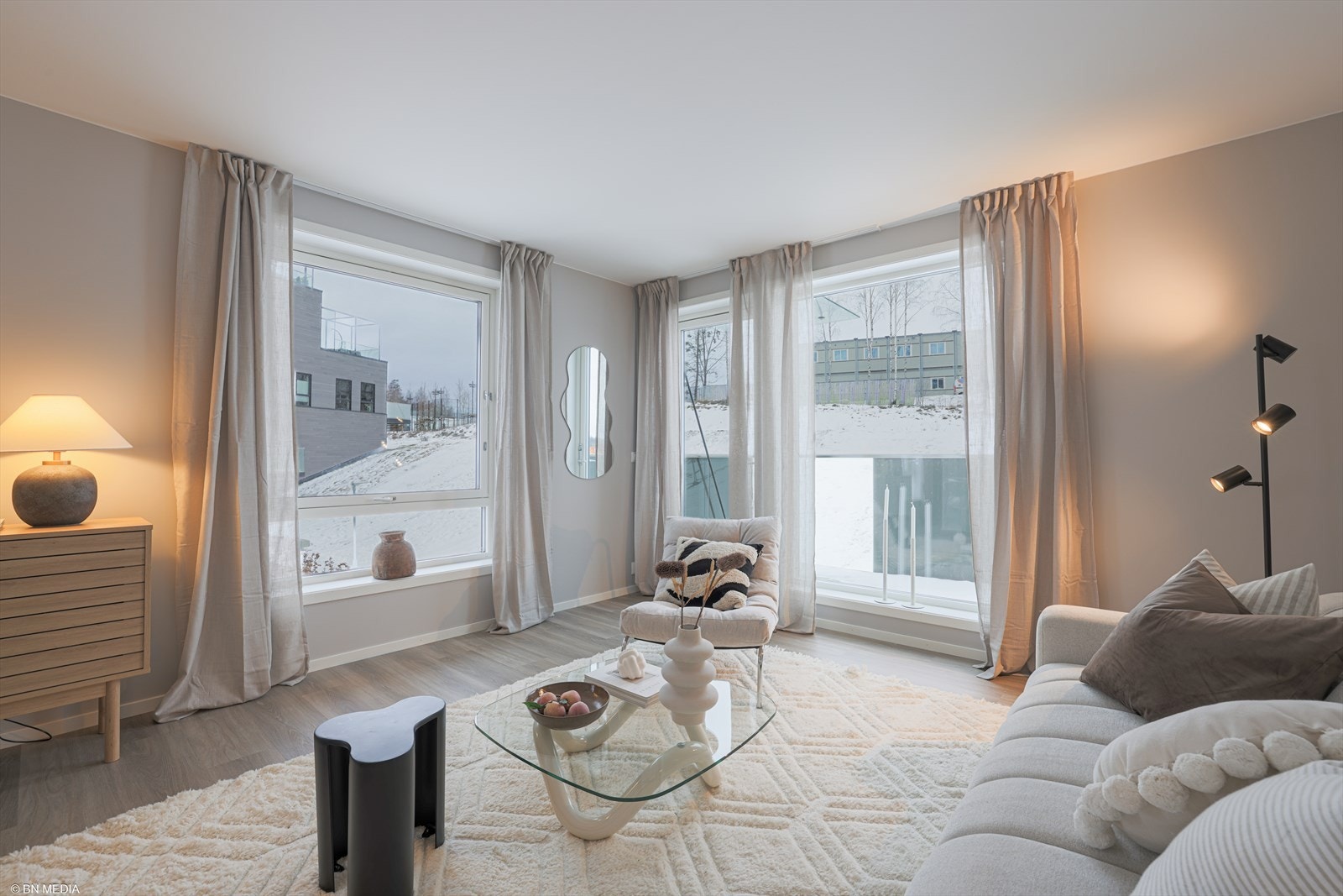 De store vinduene slipper inn rikelig med dagslys og gir en god atmosfære i rommet. Galleribilde