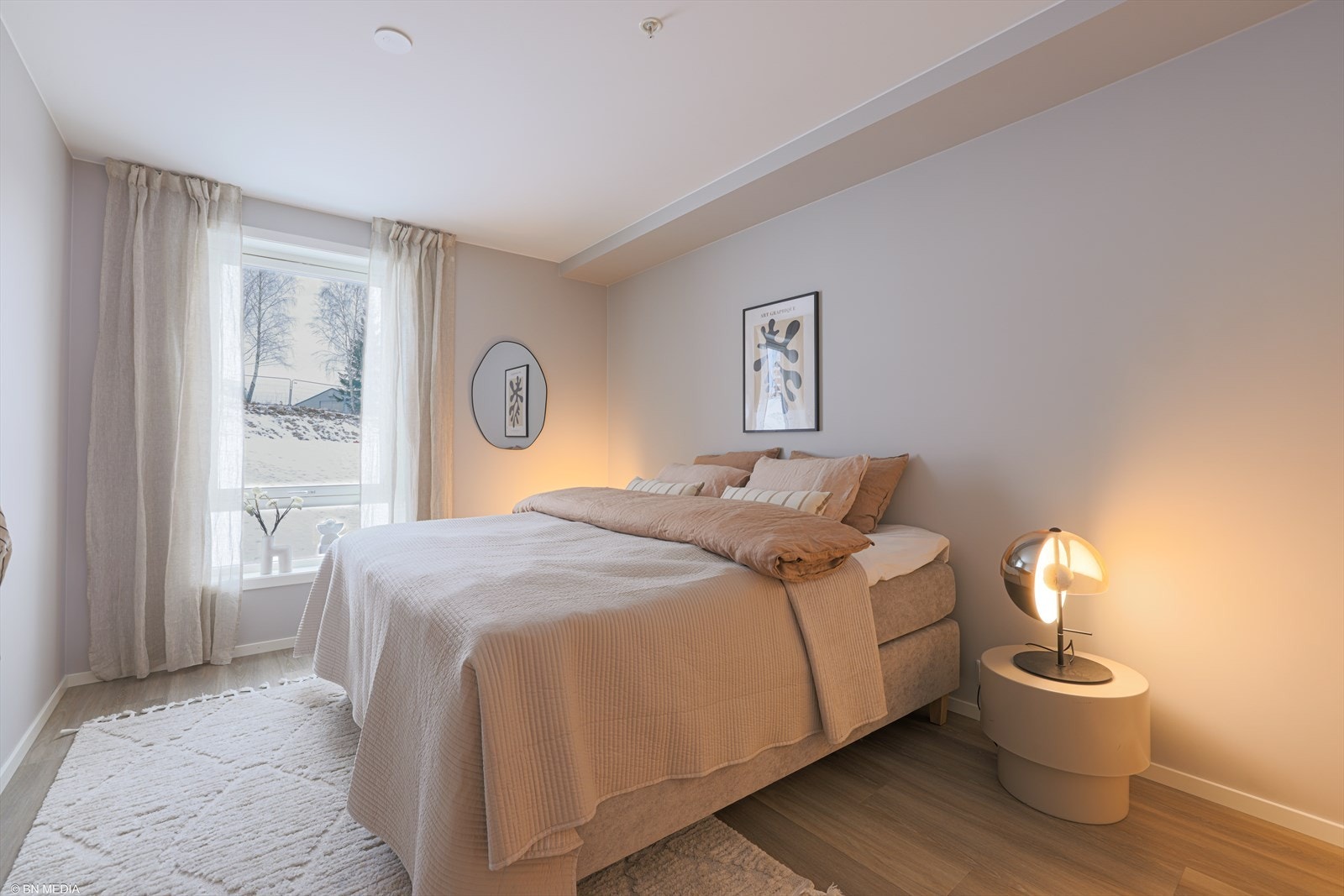 Soverommene er av god størrelse med god plass til seng og tilhørende møblement. Galleribilde