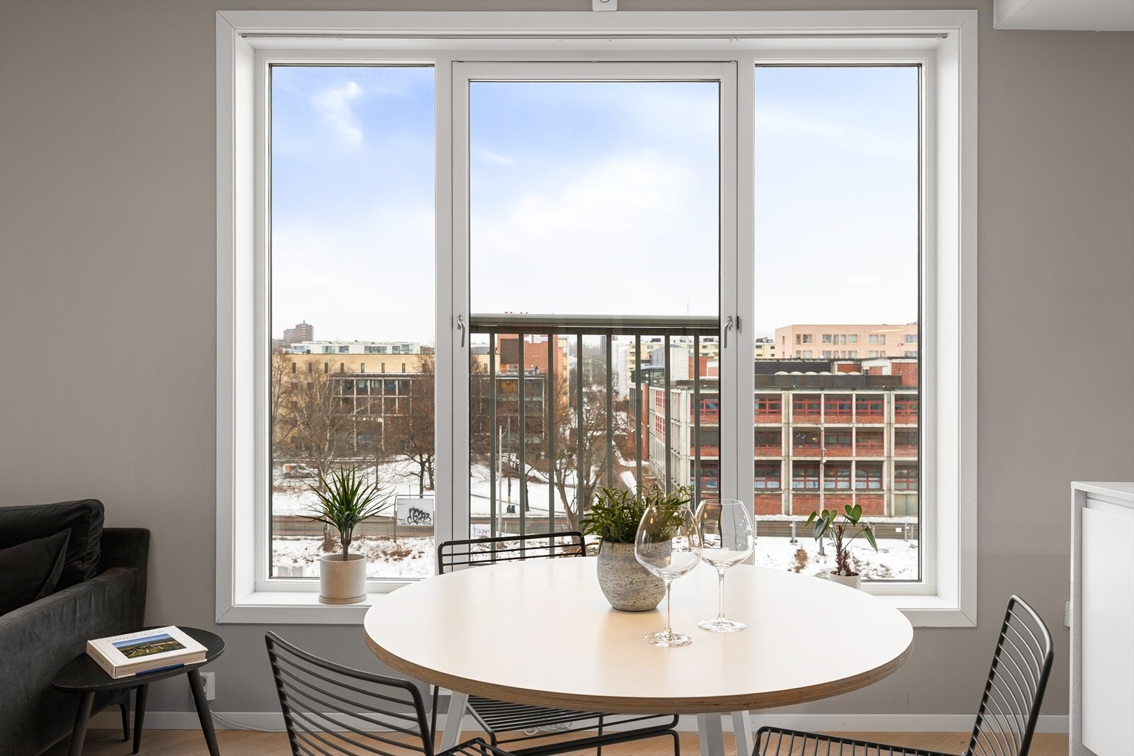 De store vinduene gir rikelig med lys inn i både stuen og kjøkkenet. Leiligheten ligger i et attraktivt og sentralt boligområde på Majorstuen. Umiddelbar nærhet til alle typer butikker, offentlig kommunikasjon m.m Galleribilde