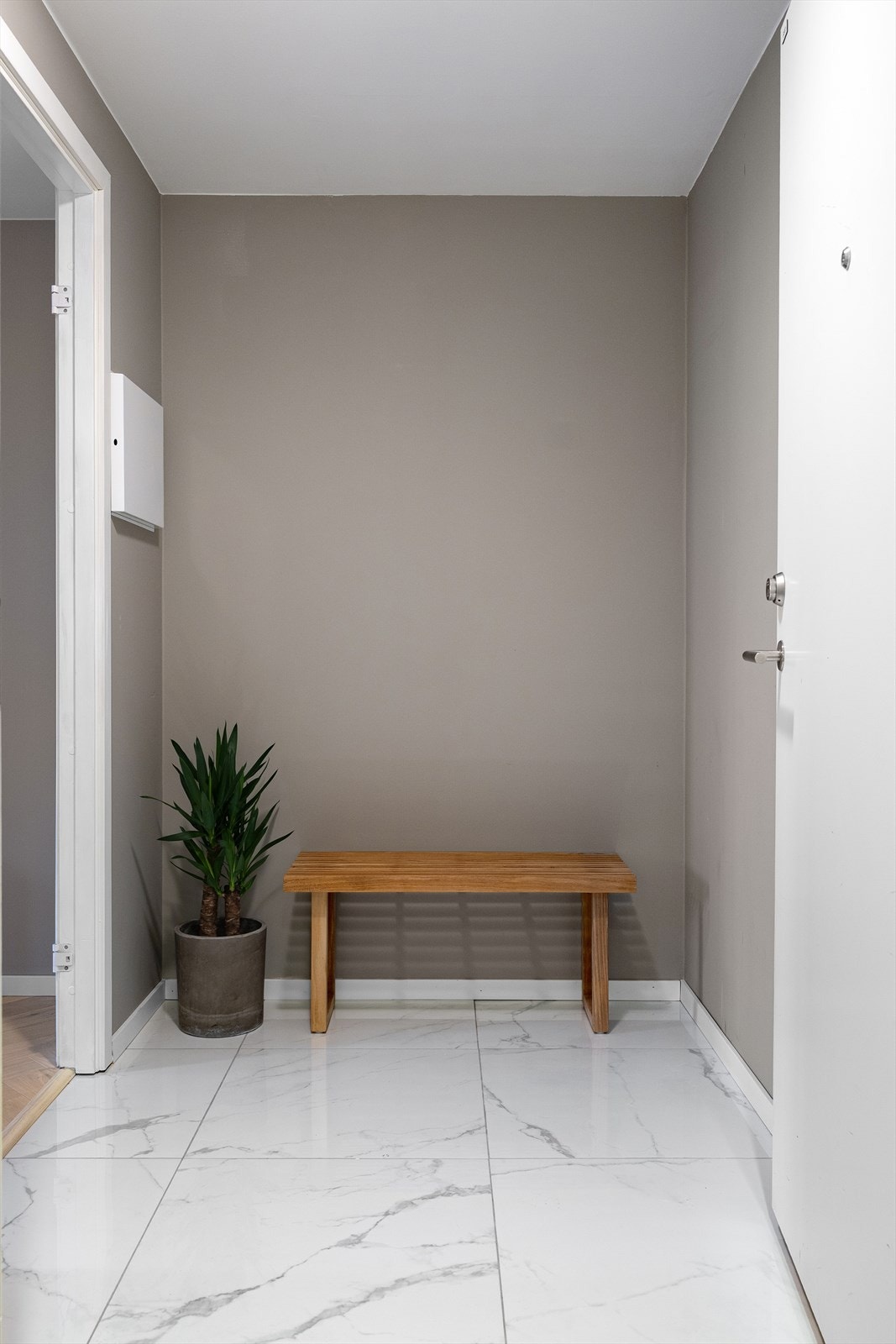 Flislagt entré av god størrelse. Leiligheten har heisadkomst til etasjeplan. Galleribilde