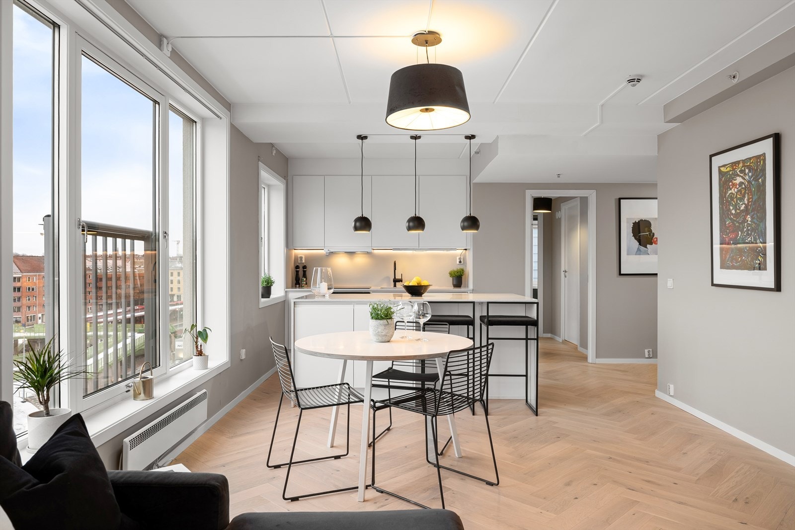 Naturlig plass til hygglig spisebord i tilknytning til stue/kjøkken. Himlingshøyde målt til 2.54 m. Galleribilde