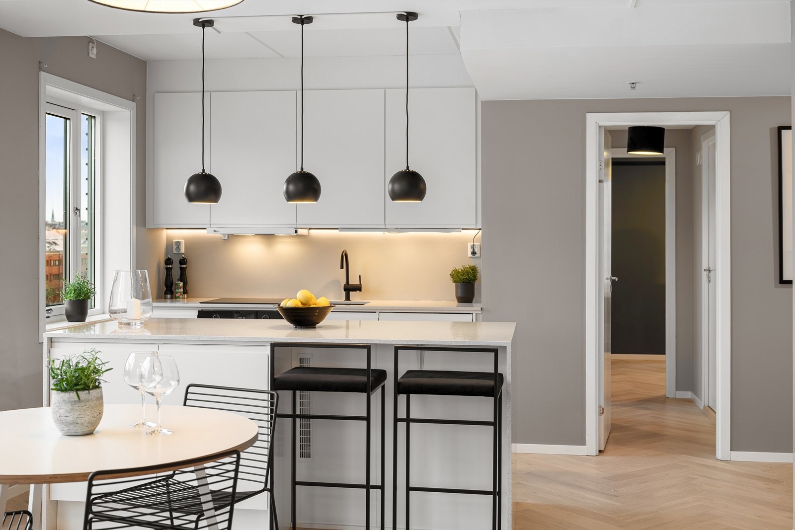 Lekkert Epoq kjøkken fra 2024 med glatte laminerte fronter, quartz benkeplate med nedsenket oppvaskkum som har etgreps blandebatteri. Galleribilde