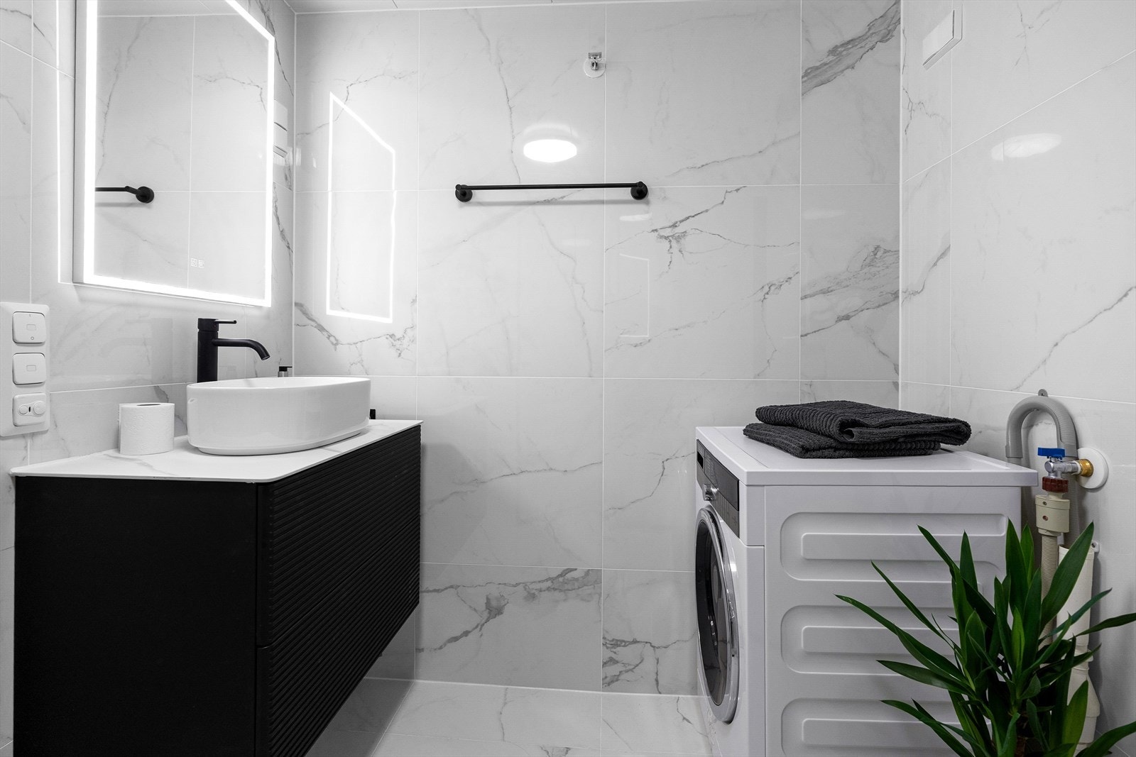 Moderne og tidløst bad oppgradert i 2025 med flislagt gulv og vegger. Galleribilde