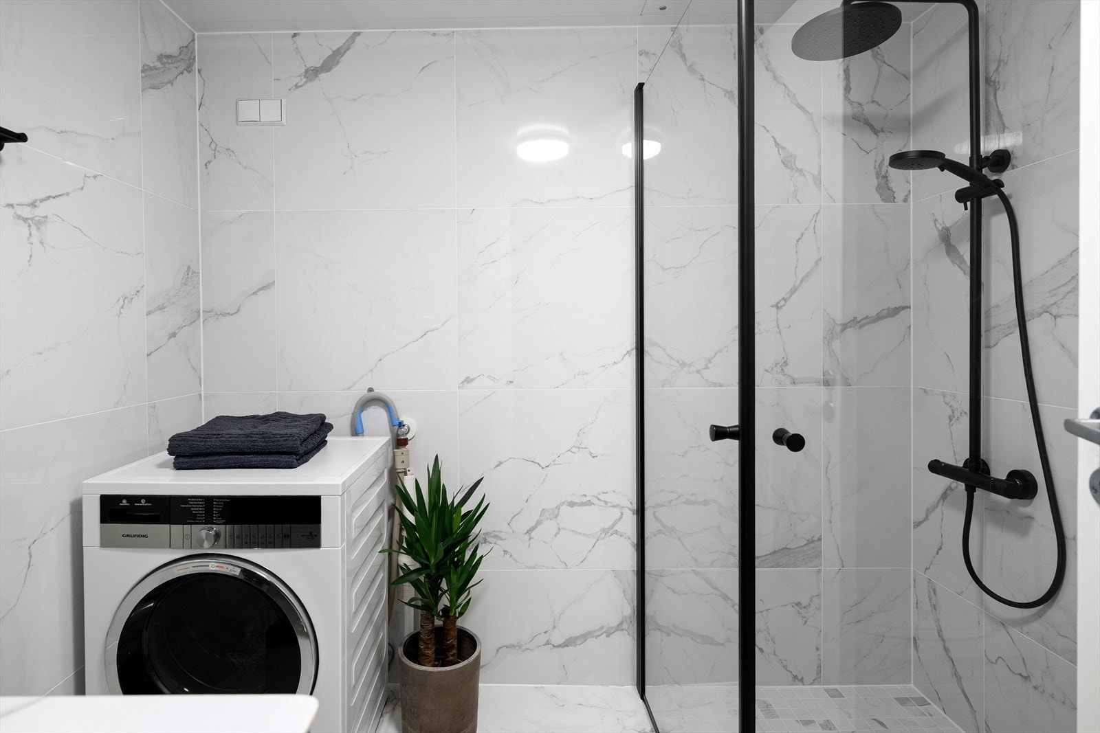 Det er opplegg/plass til vaskemaskin. Gulvvarme. Galleribilde