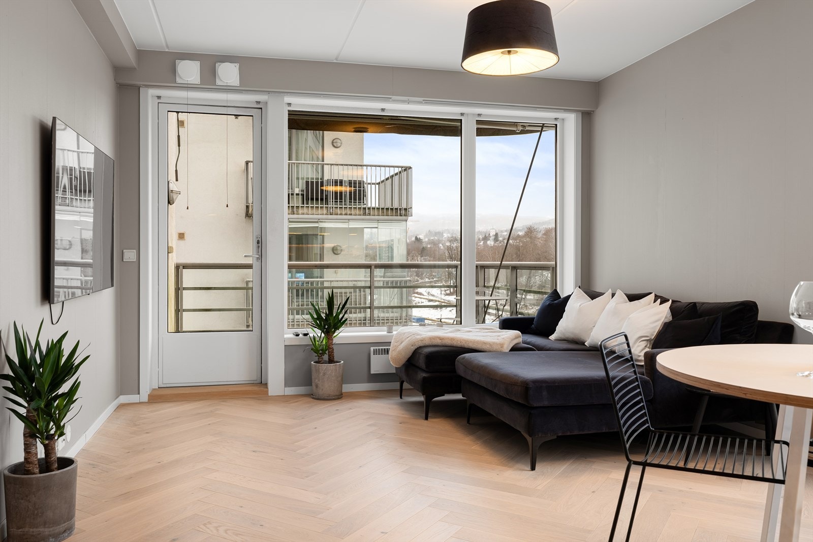 Romslig stue med god plass til sofagruppe, TV med tilhørende møblement og annet ønsket inventar. Fra stuen/kjøkkenet er det direkte utgang til en herlig balkong. Galleribilde