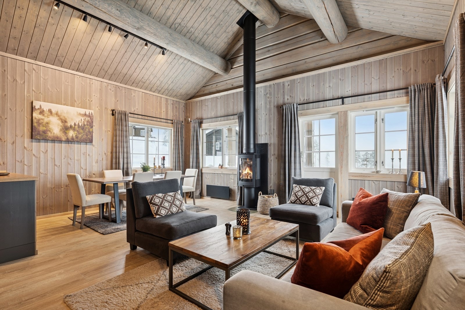 Stuen oppleves som møbleringvennllig, med god plass til spisestue, sofagruppe, godstoler og tilhørende møblement! Galleribilde