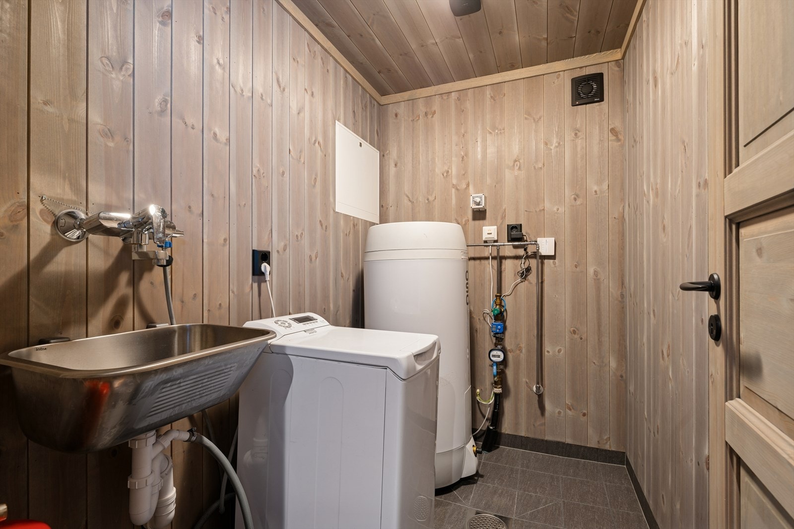 Teknisk rom/vaskerom i tilknytning til inngangen. Galleribilde