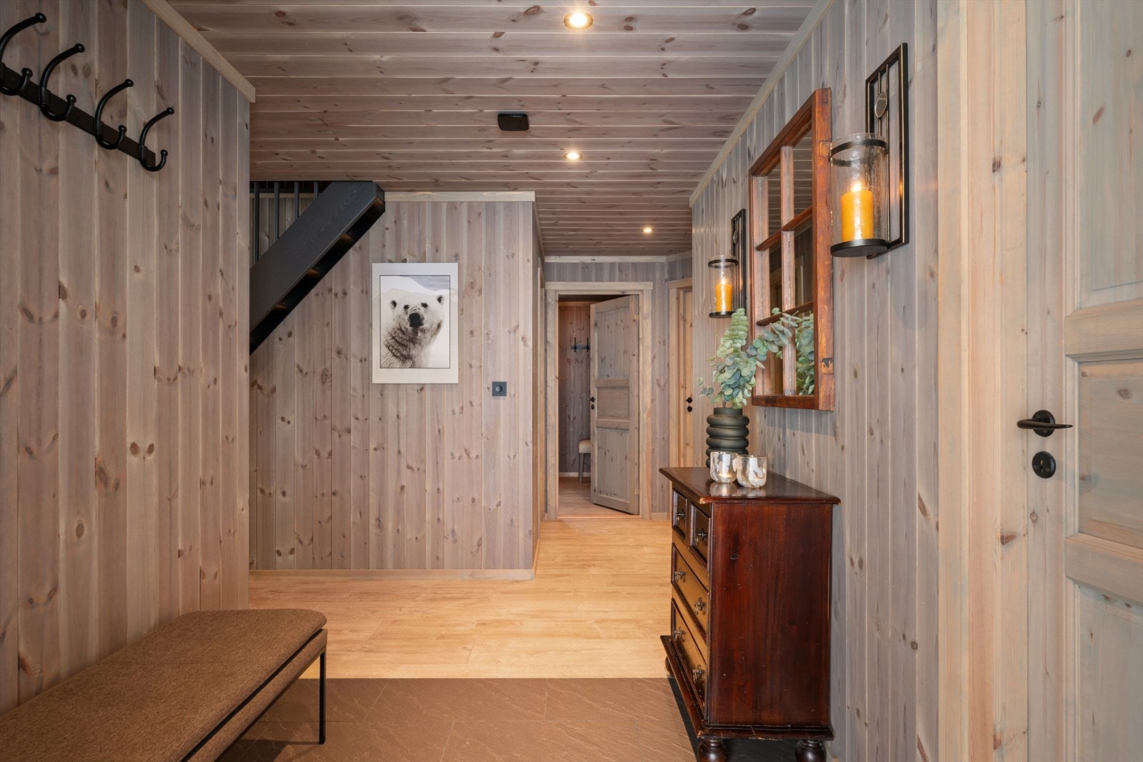 Flott inngangsparti med plass til garderobeskap Galleribilde