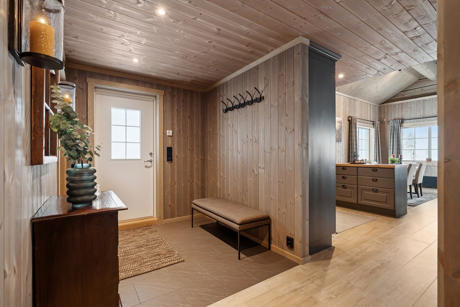 Stilren hytte fra 2022 med en fin planløsning! Gangen er romslig og med varme i gulvet. Galleribilde