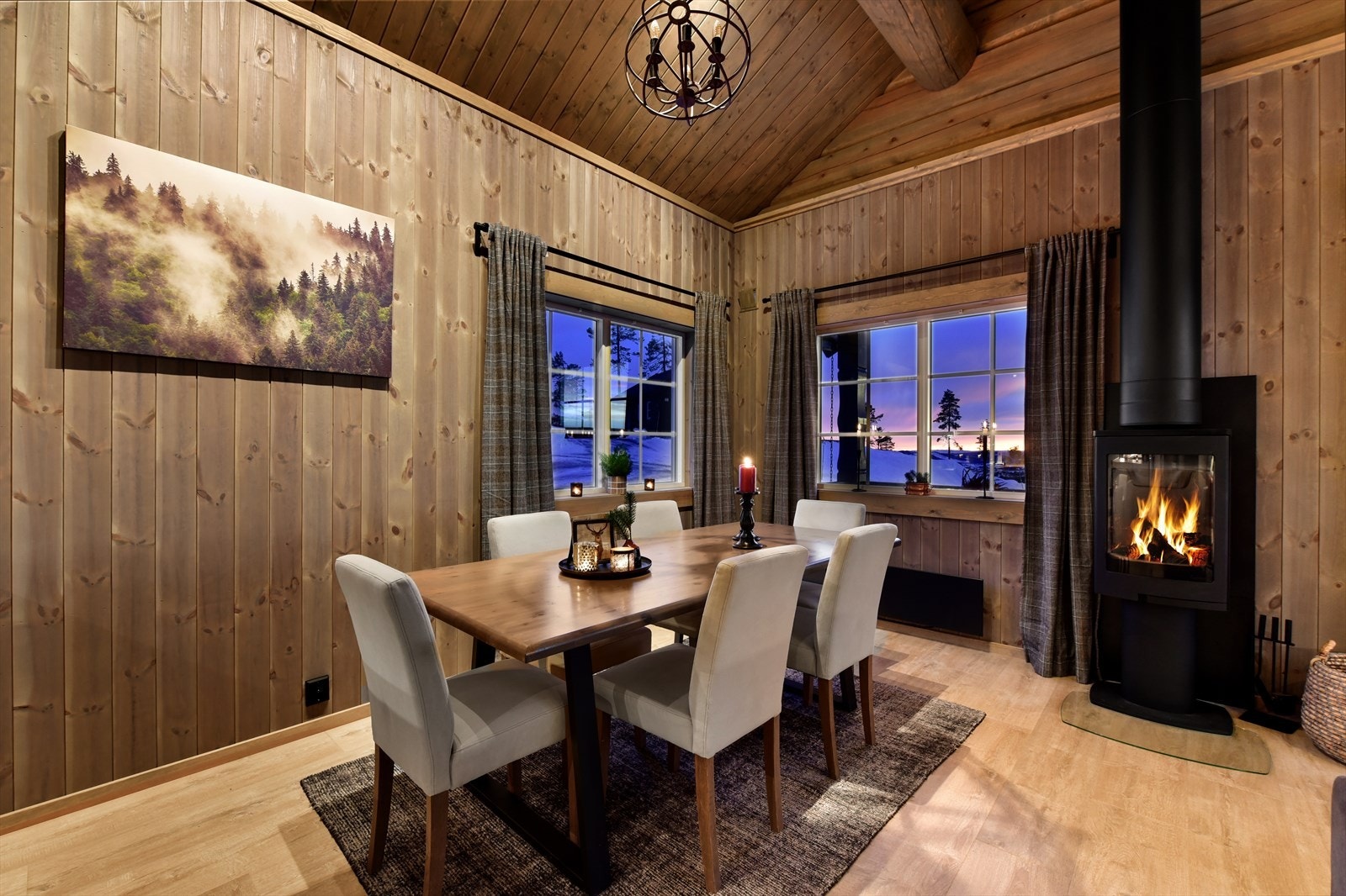 Stemningsbilde av spisestuen. MERK - taklampen er fjernet. Galleribilde