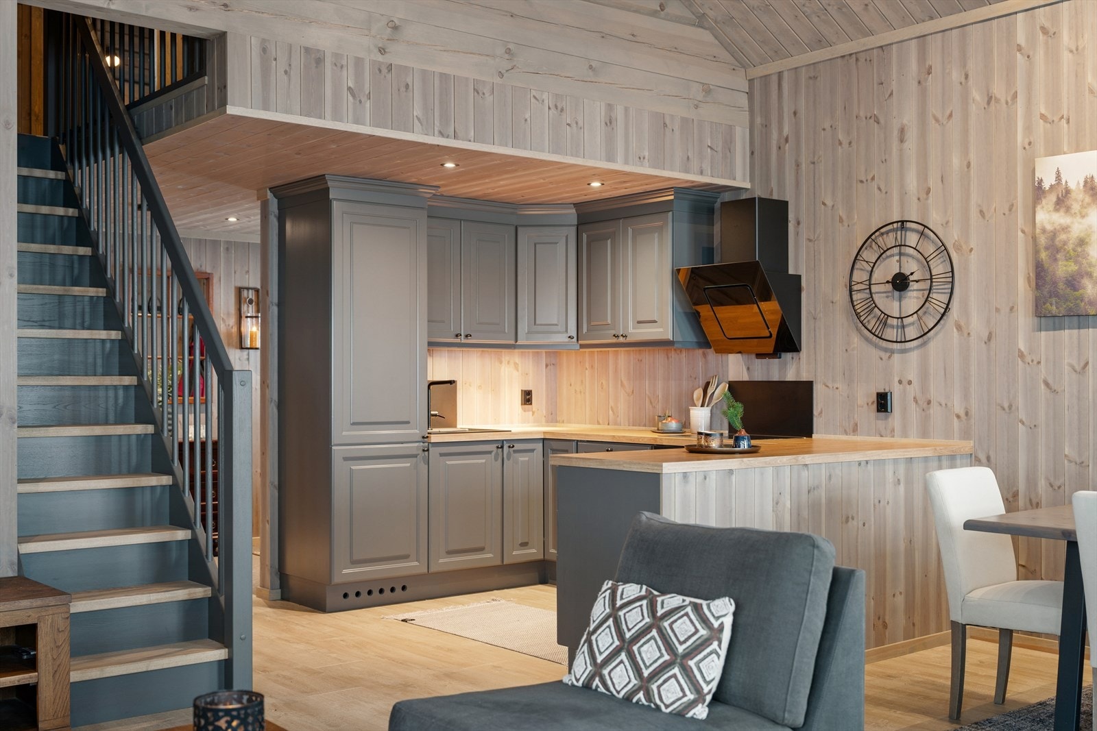 Fra kjøkkenet er det enkelt å kombinerte matlaging med det sosiale. Galleribilde