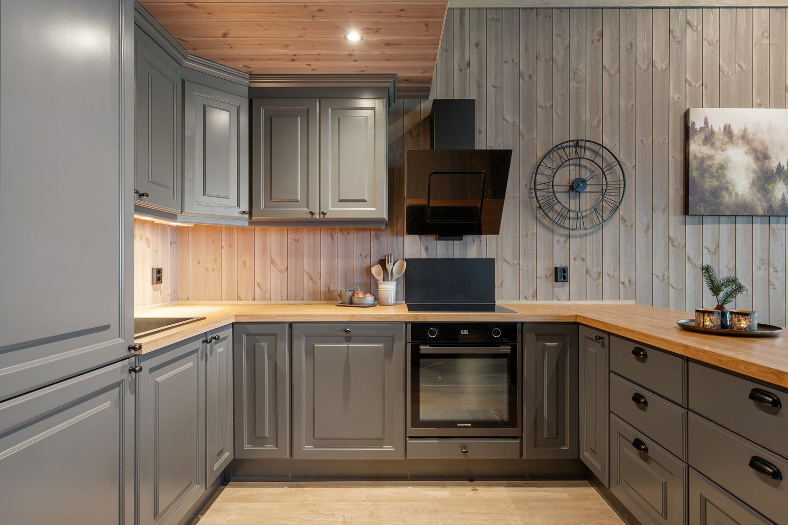 Kjøkkenet er stilrent med integrerte hvitevarer og gode løsninger innenfor skapdørene. Galleribilde