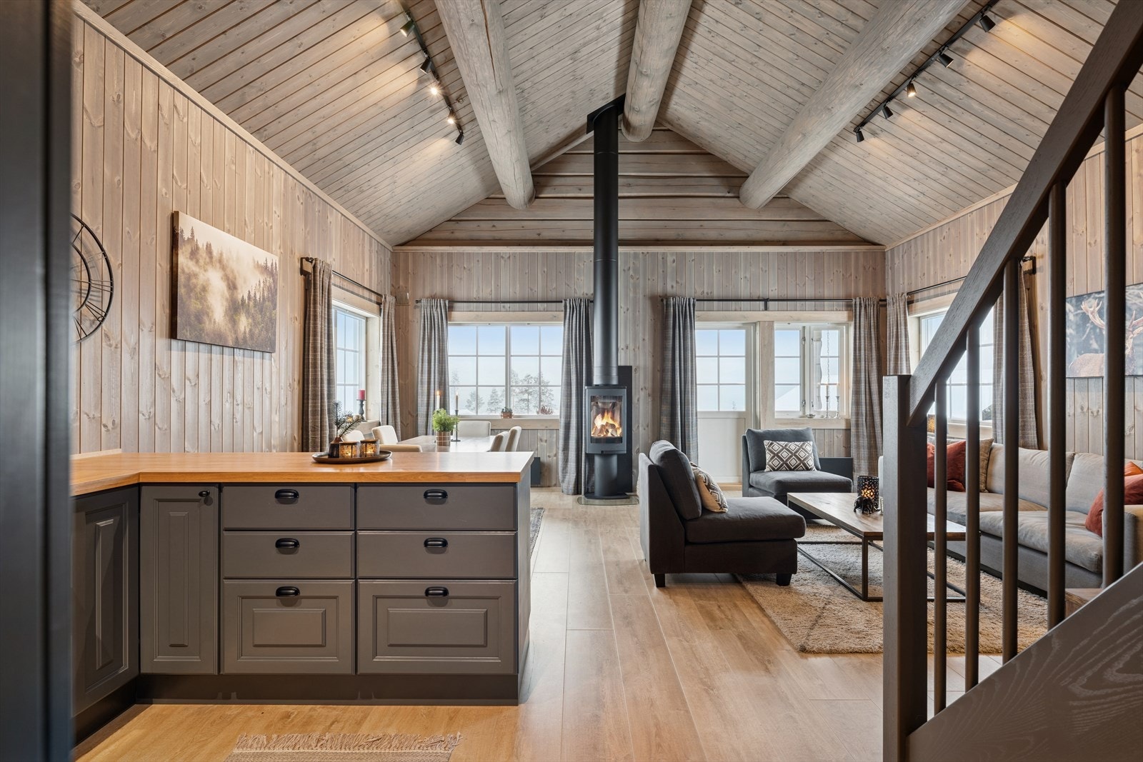 Den åpne løsningen mellom stue, kjøkken og loftstuen gjør det enkelt å være sosial uansett hvor du befinner deg. Galleribilde